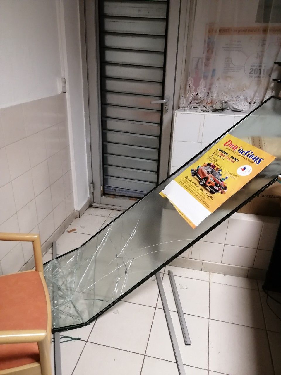 Fenêtre du local d'Antibes après le cambriolage