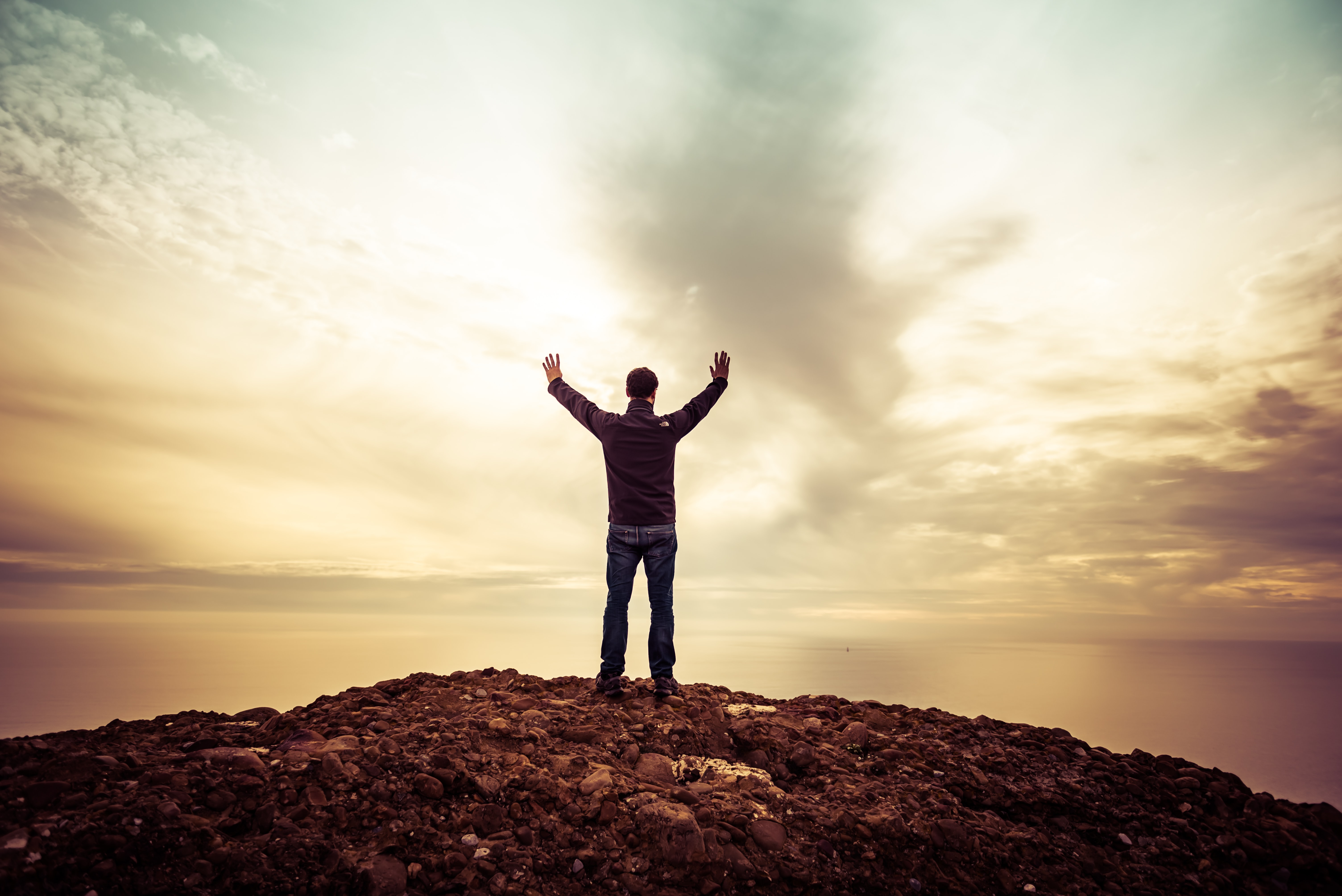 "Beaucoup de personnes vivent comme si Dieu n’existait pas... Dieu ayant comme disparu de leur horizon existentiel" Jean Paul II en 1988 ©Unsplash
