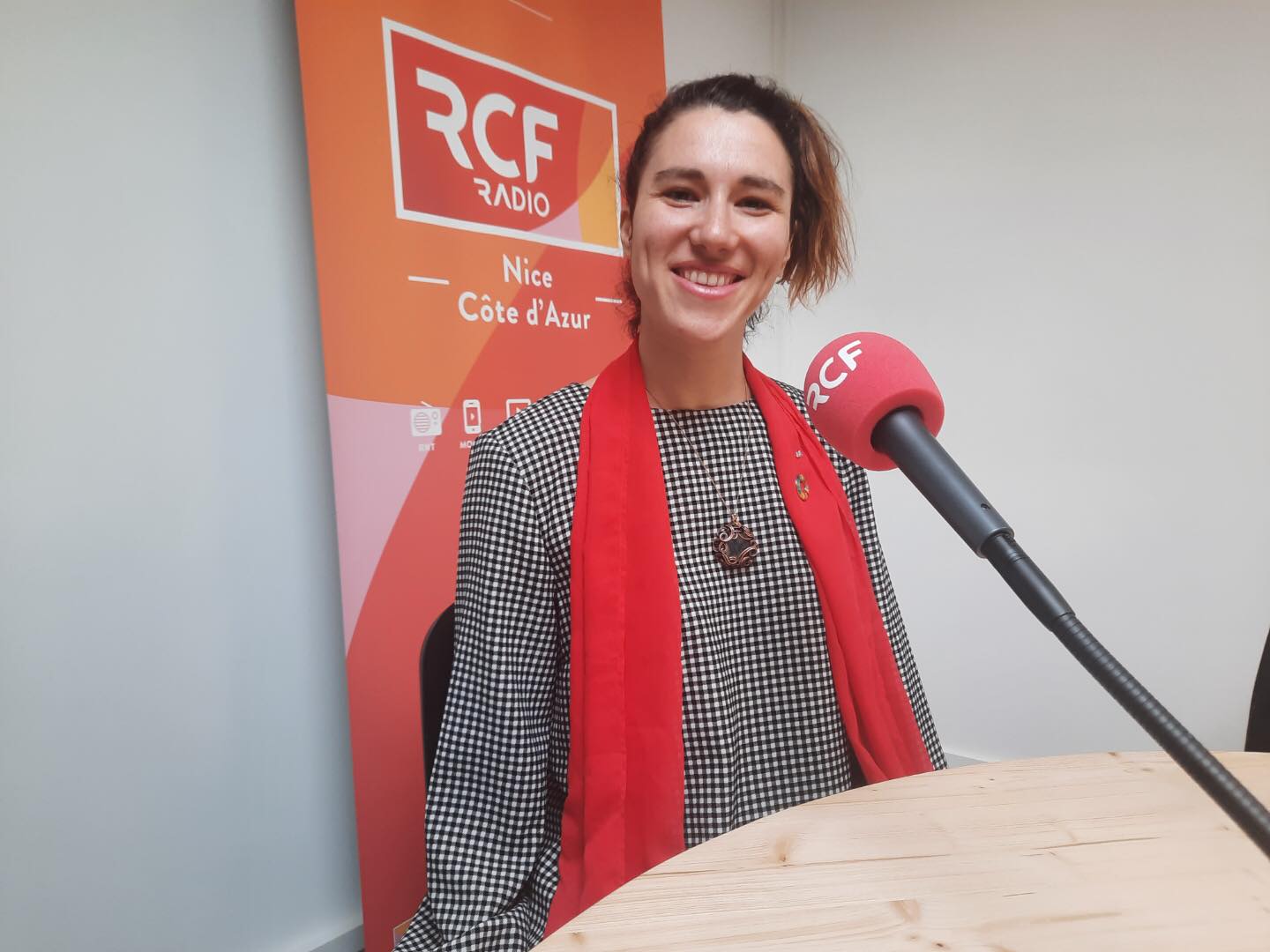 Mélodie Daniel dans le studio de RCF à Nice - SCG