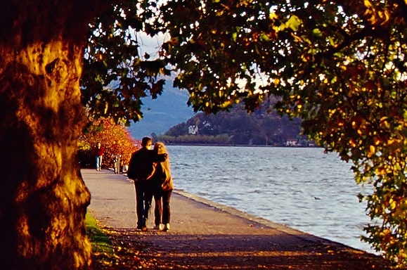 Couples au bord du lac d'Annecy ©Jean Hasser