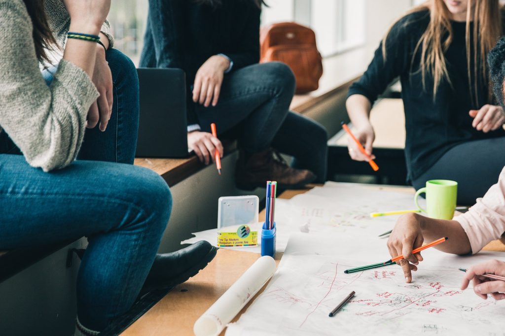 Etudiants en travail de groupe