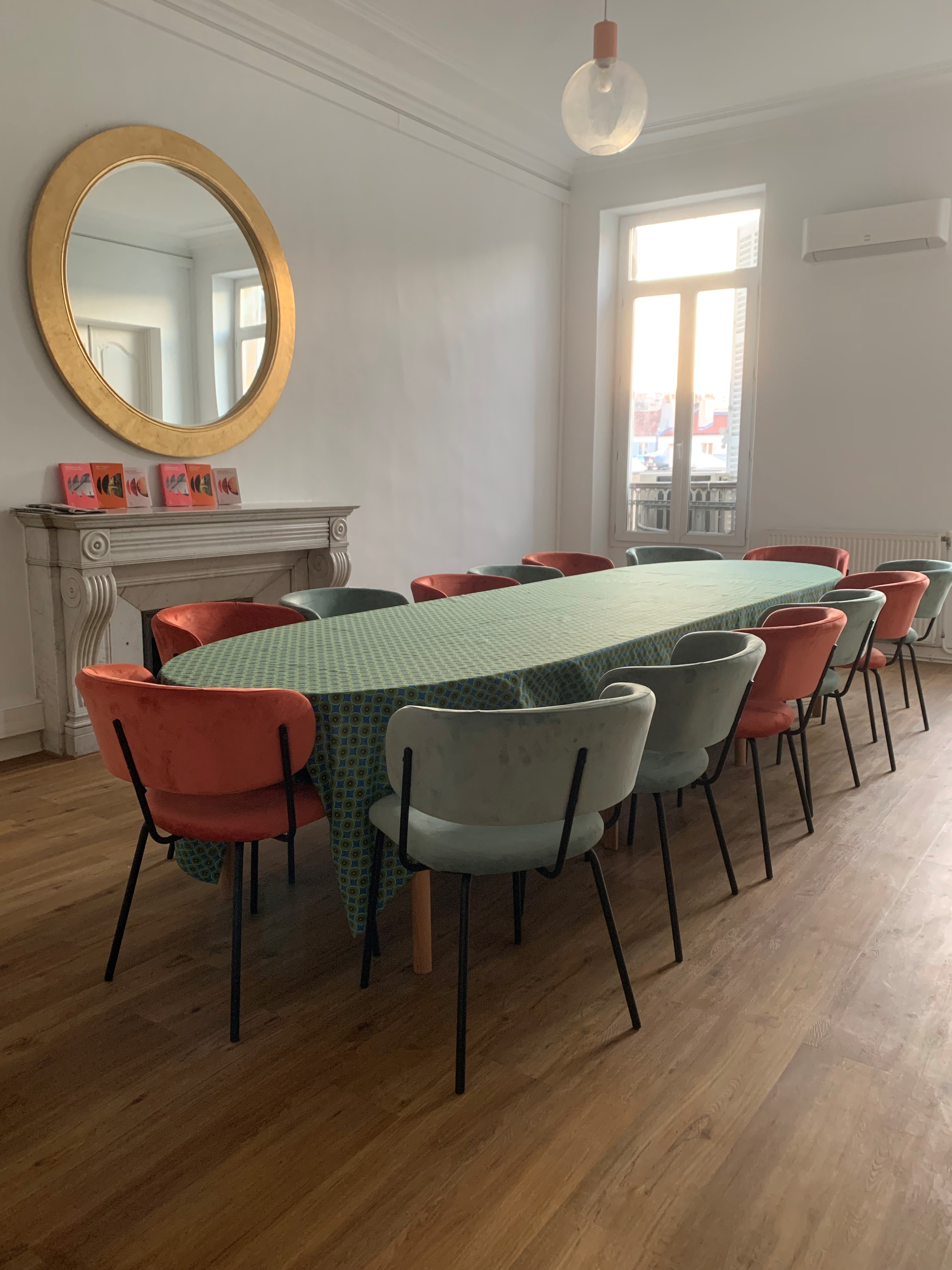 La salle de travail dans les locaux de la maison d'édition marseillaise