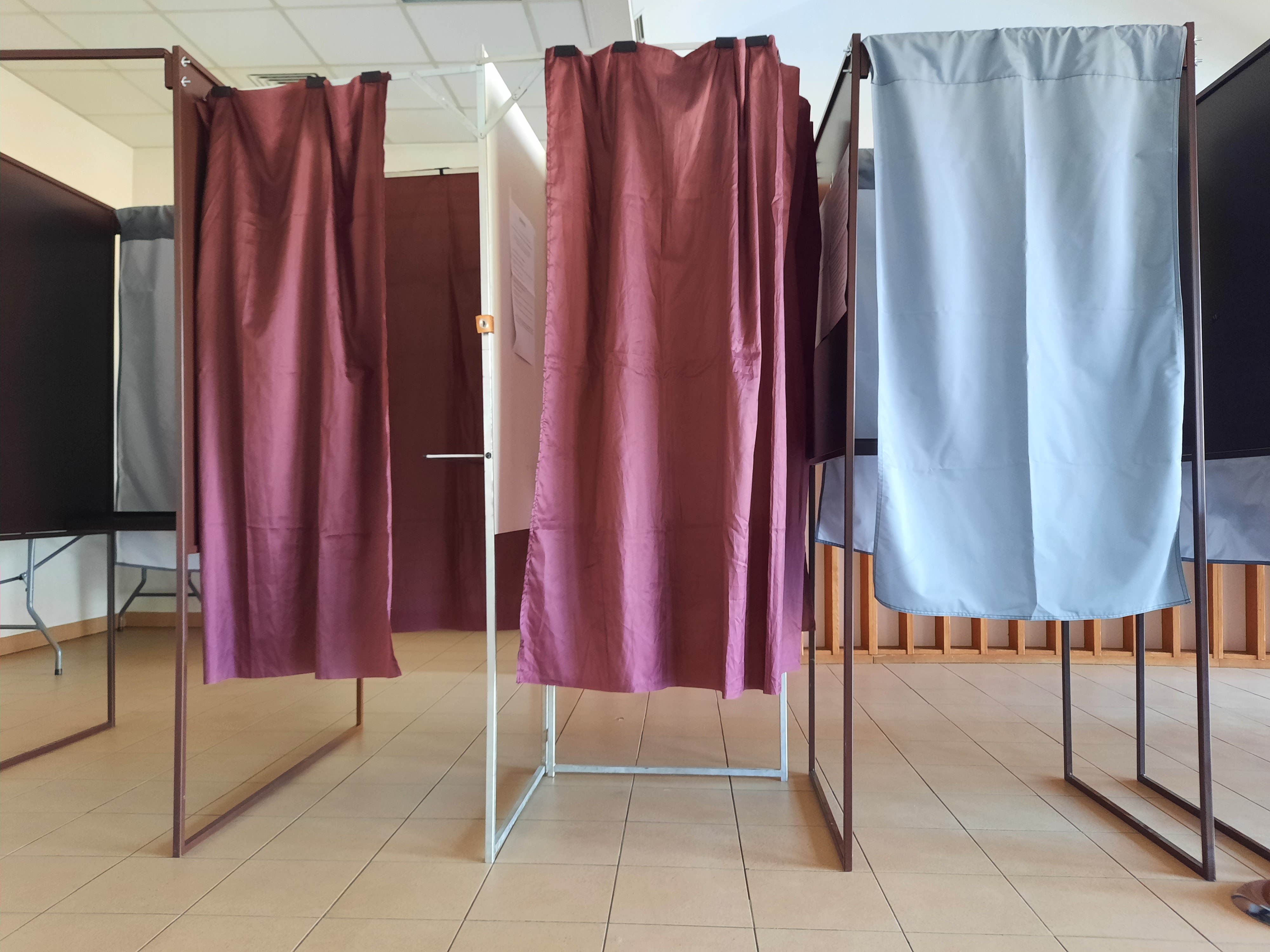 Un bureau de vote des Alpes-Maritimes ce 10 avril 2022 - RCF