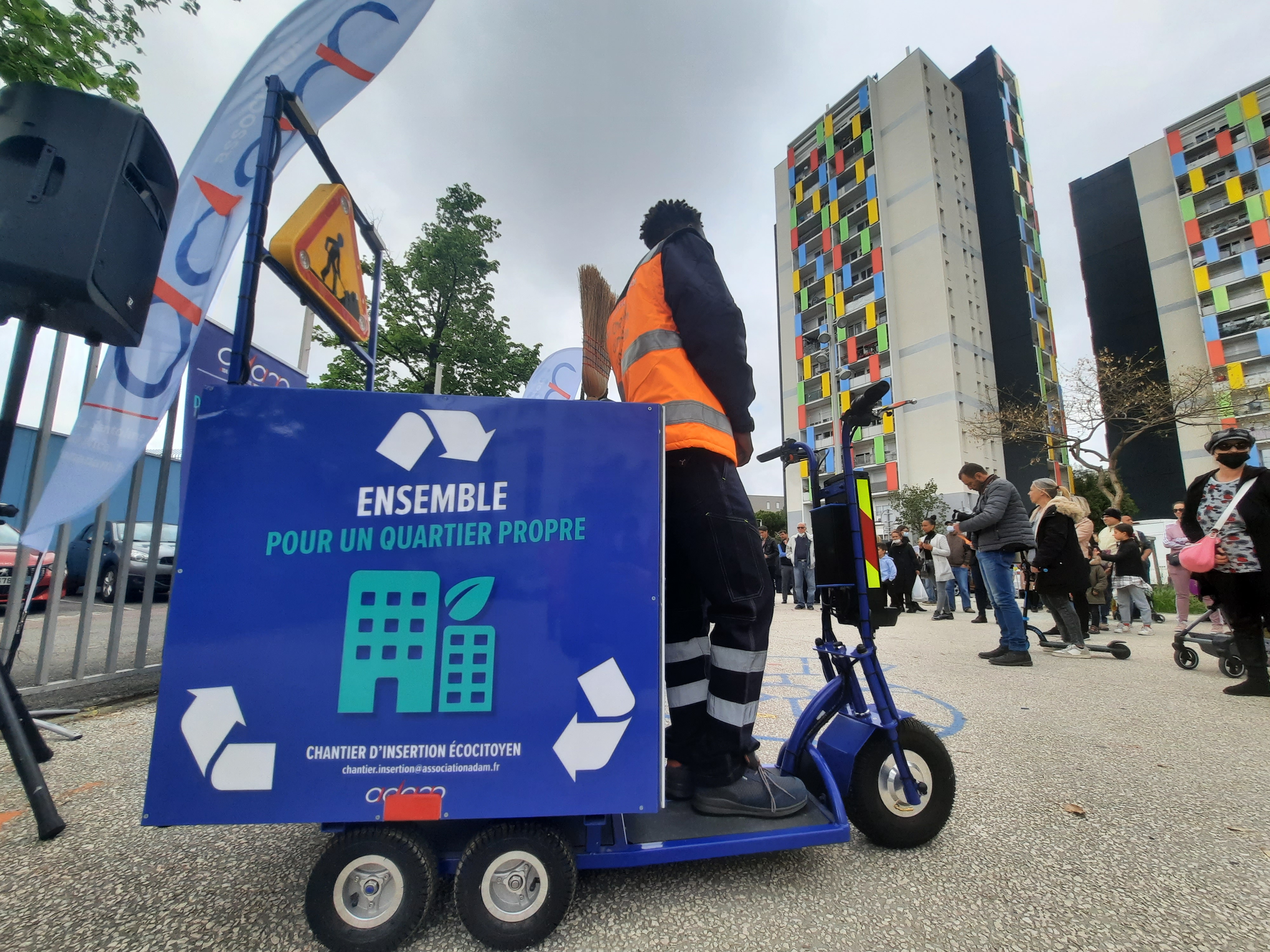 Les équipements pour ce chantier d'insertion écocitoyen avec une trottinette équipée - RCF