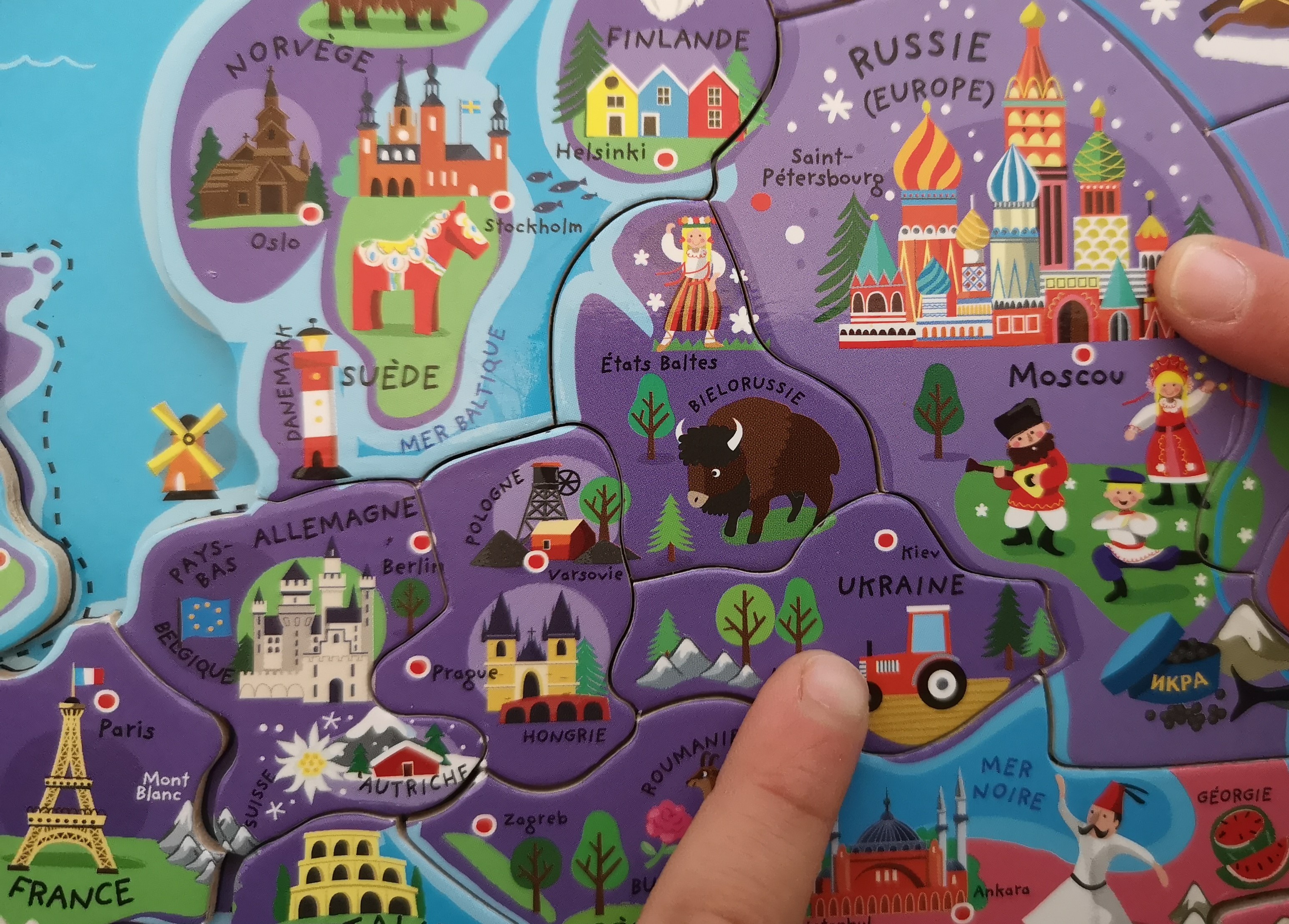 Carte d'Europe puzzle, avec doigts d'enfants ©2022 RCF Haute-Savoie