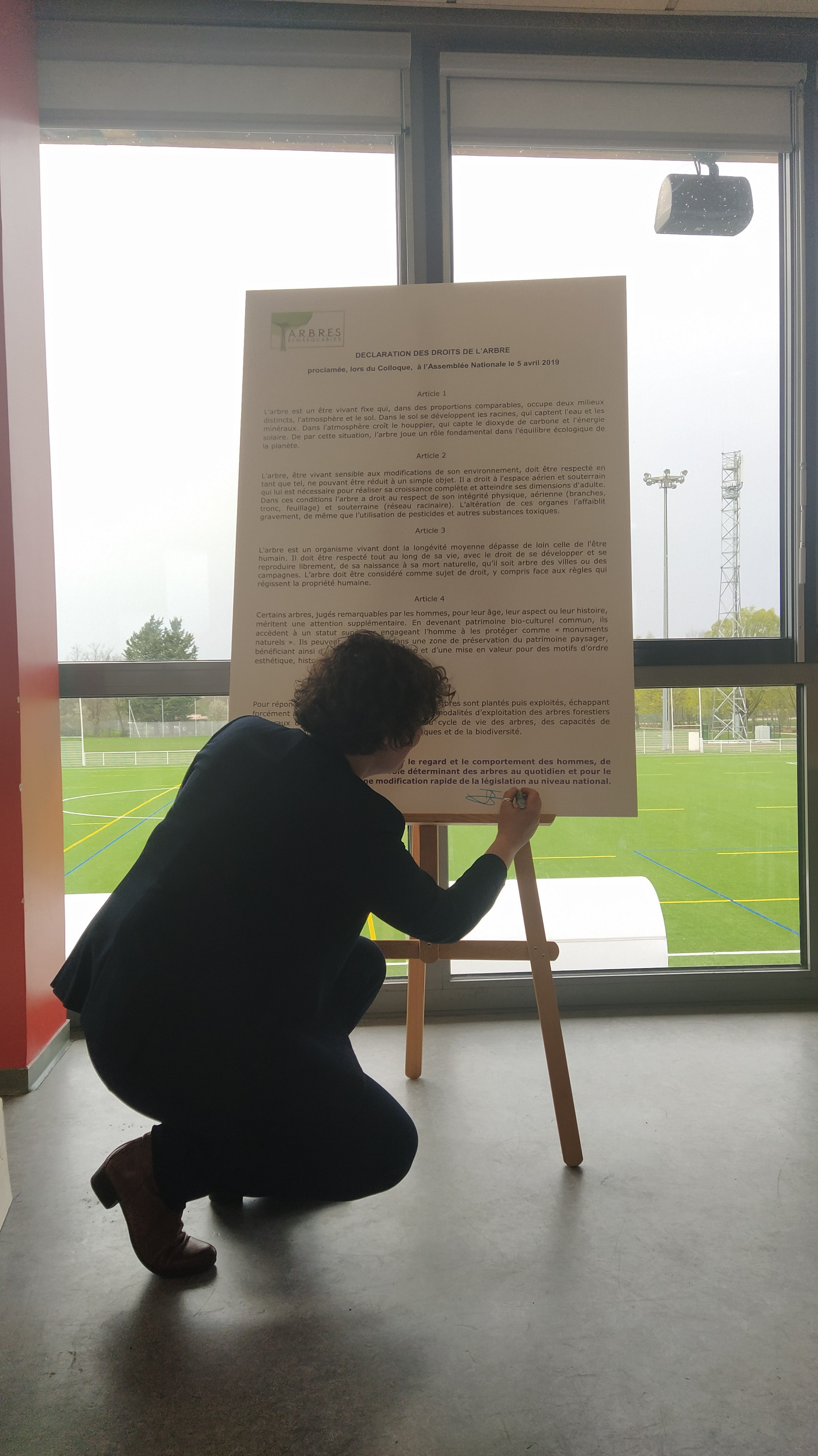 La Maire de Strasbourg, Jeanne Barseghian, signant la Déclaration des droits de l'arbre - © Laurette Halgand, RCF Alsace