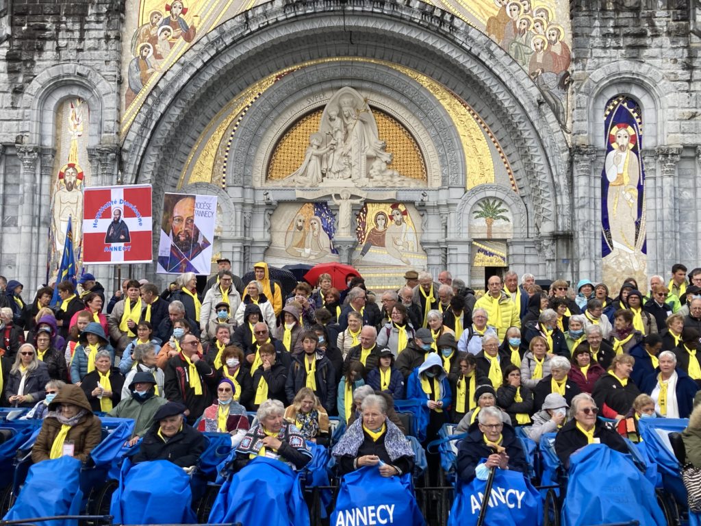 Une partie des pèlerins de Haute-Savoie au pèlerinage diocésain 2022 à Lourdes