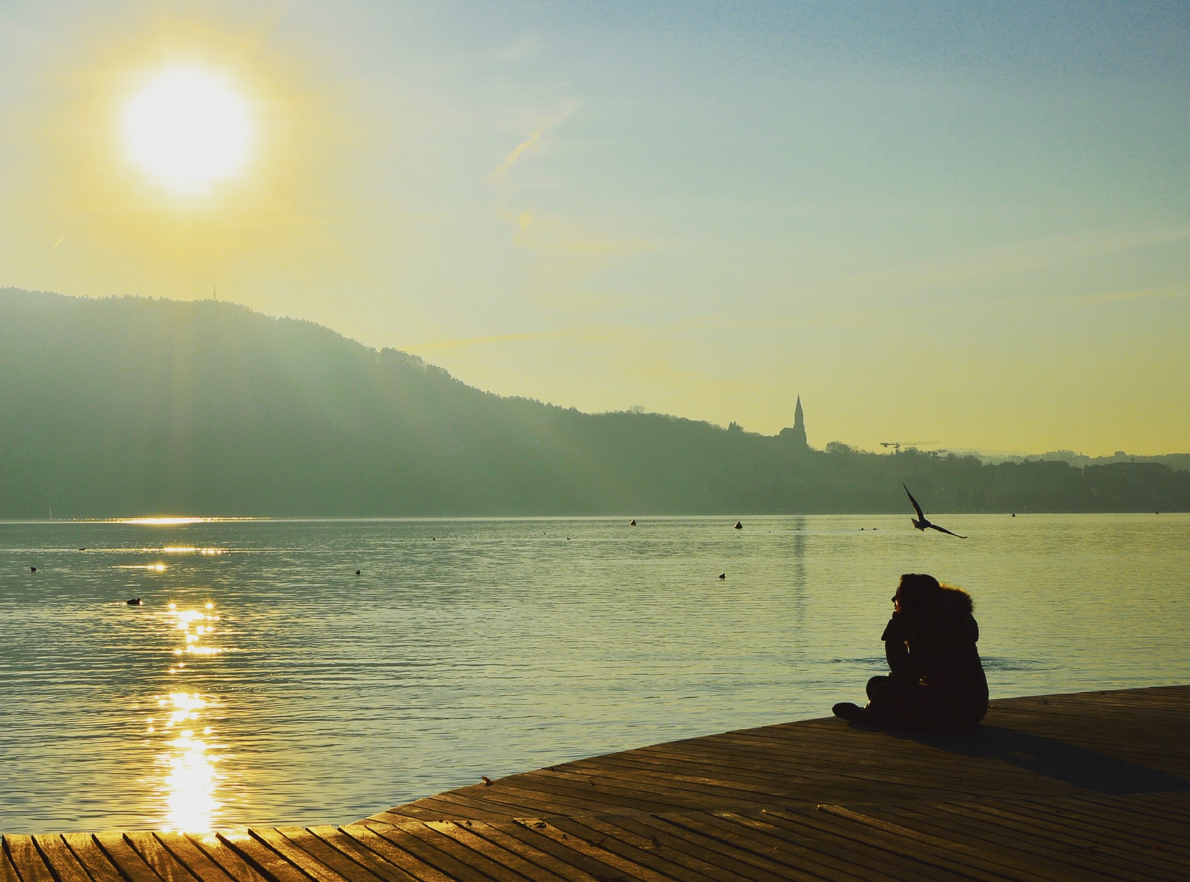 Personne en prière ou méditation devant le lac d'Annecy @SEDICOM