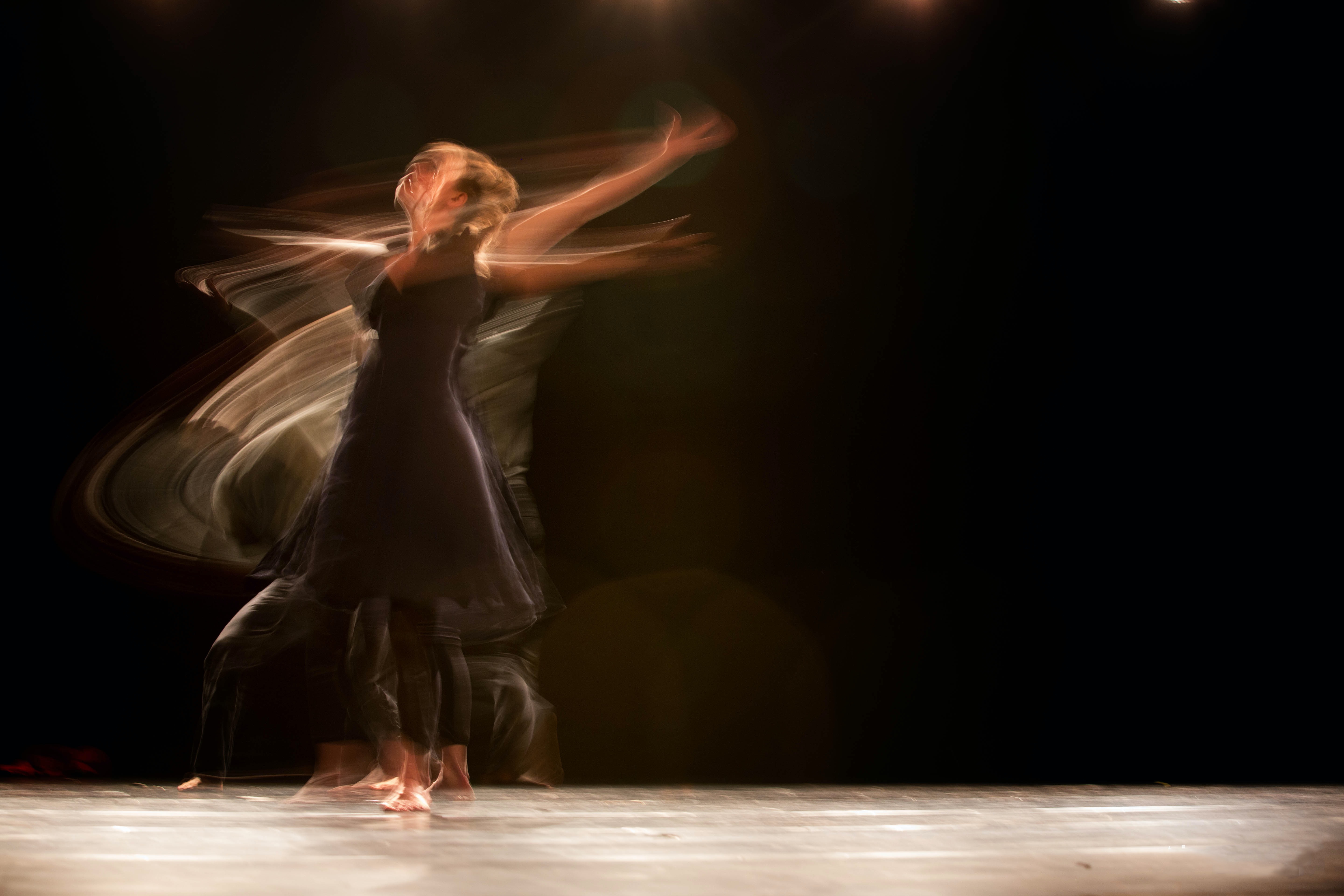 Photo d'illustration pour le spectacle "coup de balai dans les musées". Photo by <a href="https://unsplash.com/@aoddeh?utm_source=unsplash&utm_medium=referral&utm_content=creditCopyText">Ahmad Odeh</a> on <a href="https://unsplash.com/s/photos/dance?utm_source=unsplash&utm_medium=referral&utm_content=creditCopyText">Unsplash</a>