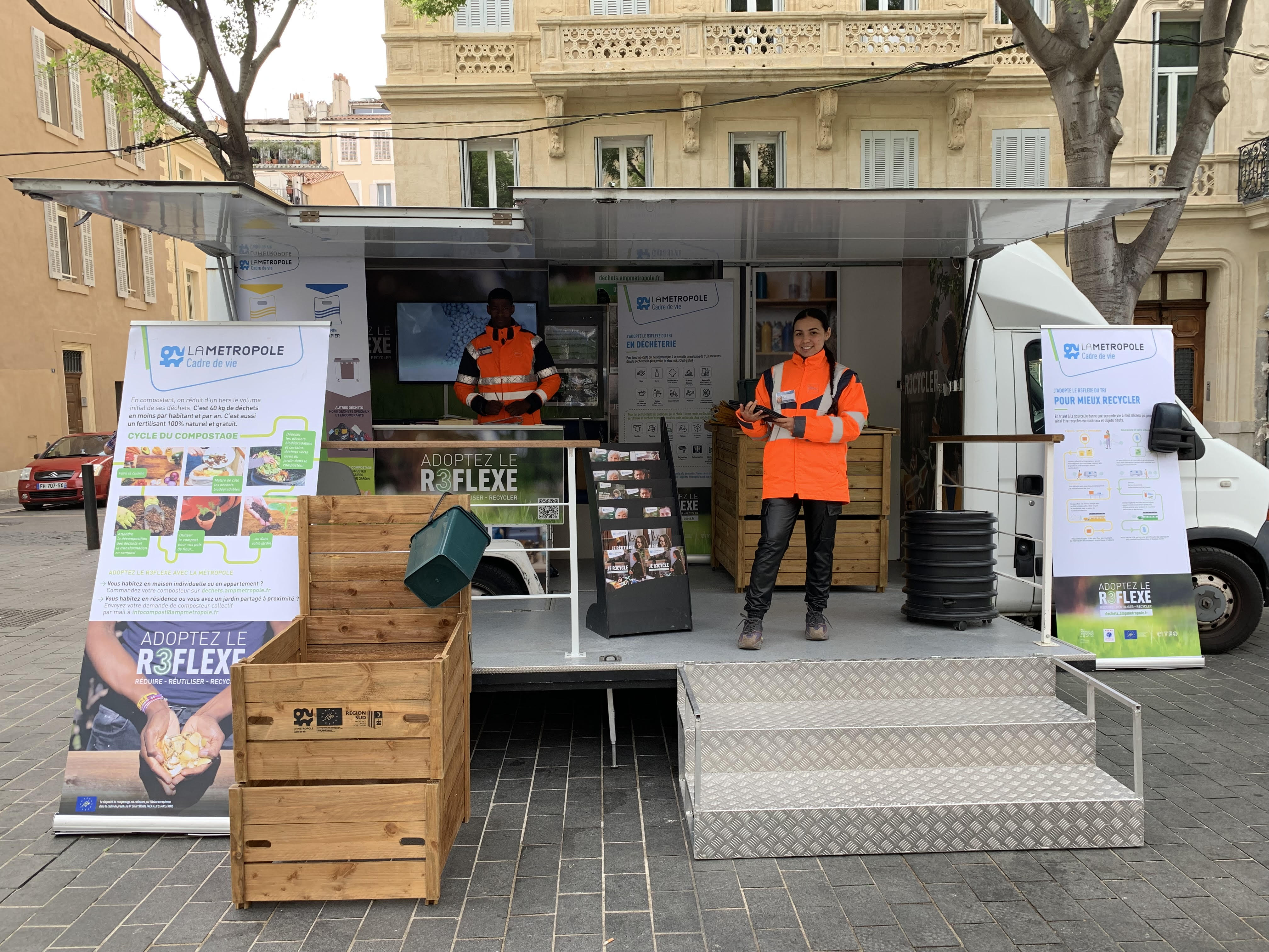 Le bus R3FLEXE installé à côté de la bouche de métro Réformés-Canebière le 13 avril @ SAC Aurélie