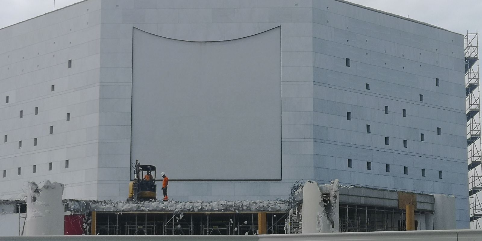 Le théâtre de Nice désormais bâtiment désaffecté est mangé par les coups de pelleteuse - Photo RCF