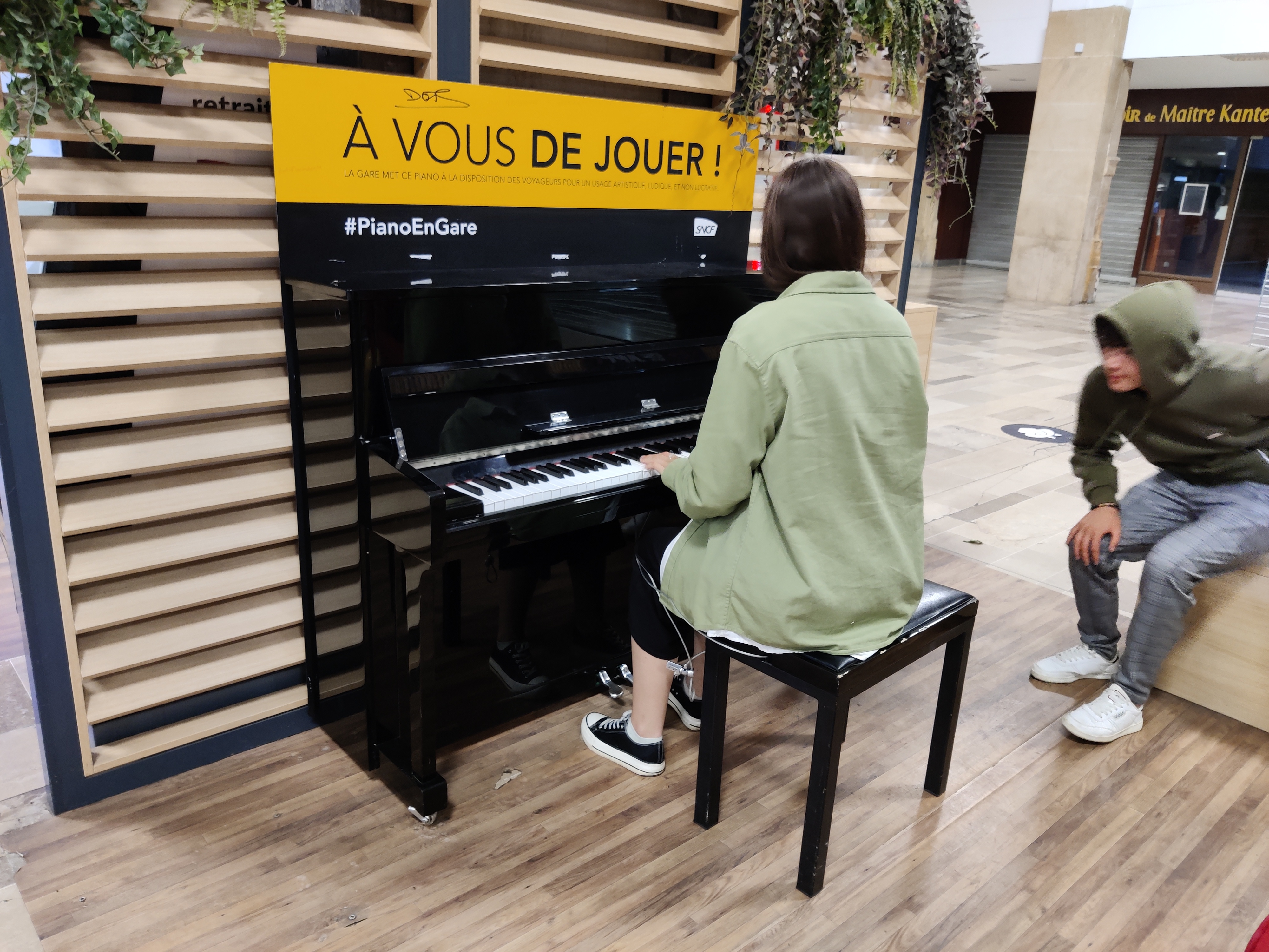 Le piano de la gare de Nancy en accès libre, utilisé par les usagers de la gare. ©RCF Lorraine Nancy.