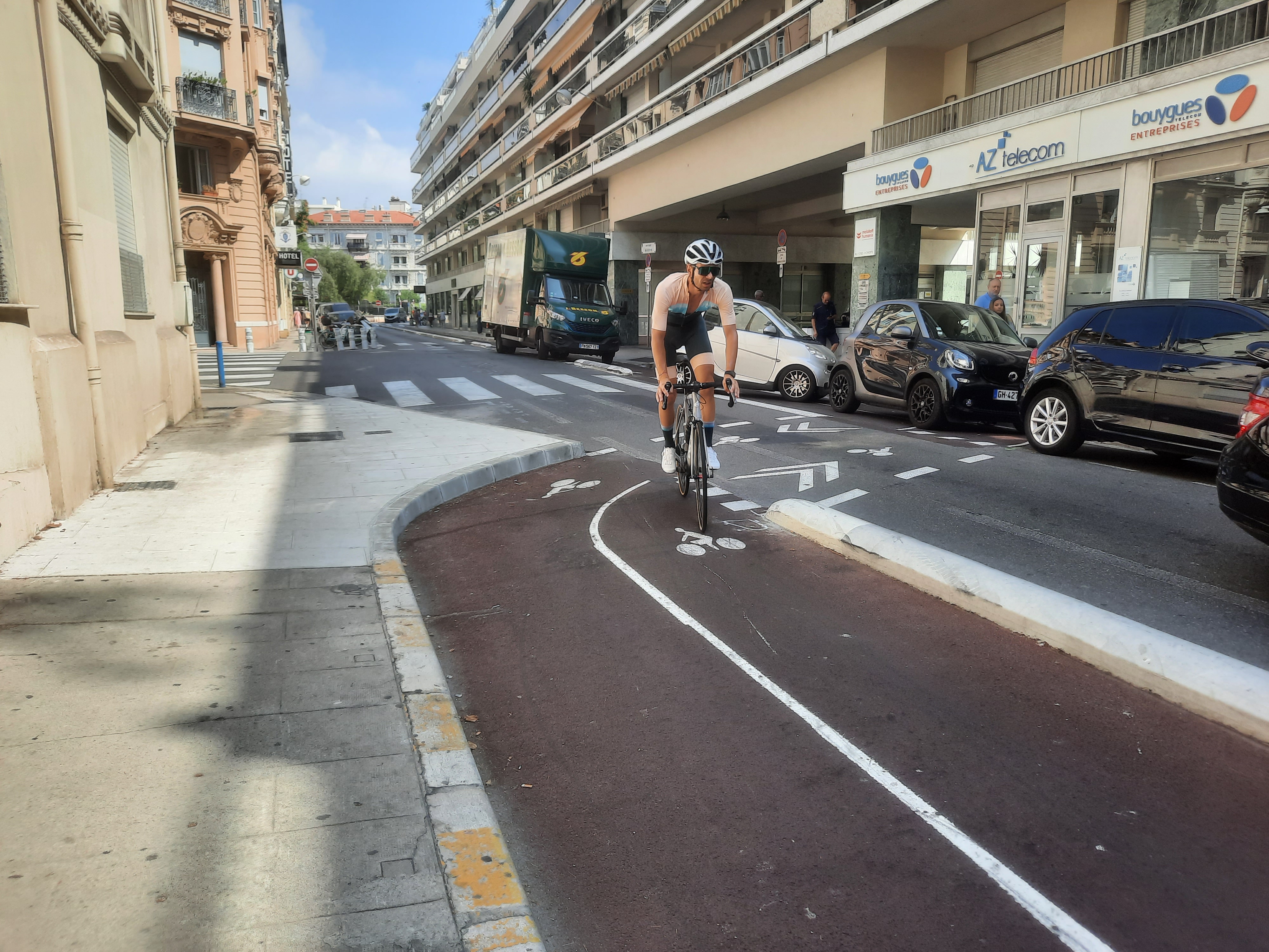 Un cycliste et des voitures sur la piste cyclable en arrière plan - Photo RCF