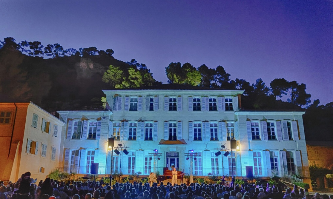 Le château du Tholonet illuminé par les lumières du festival ©DR