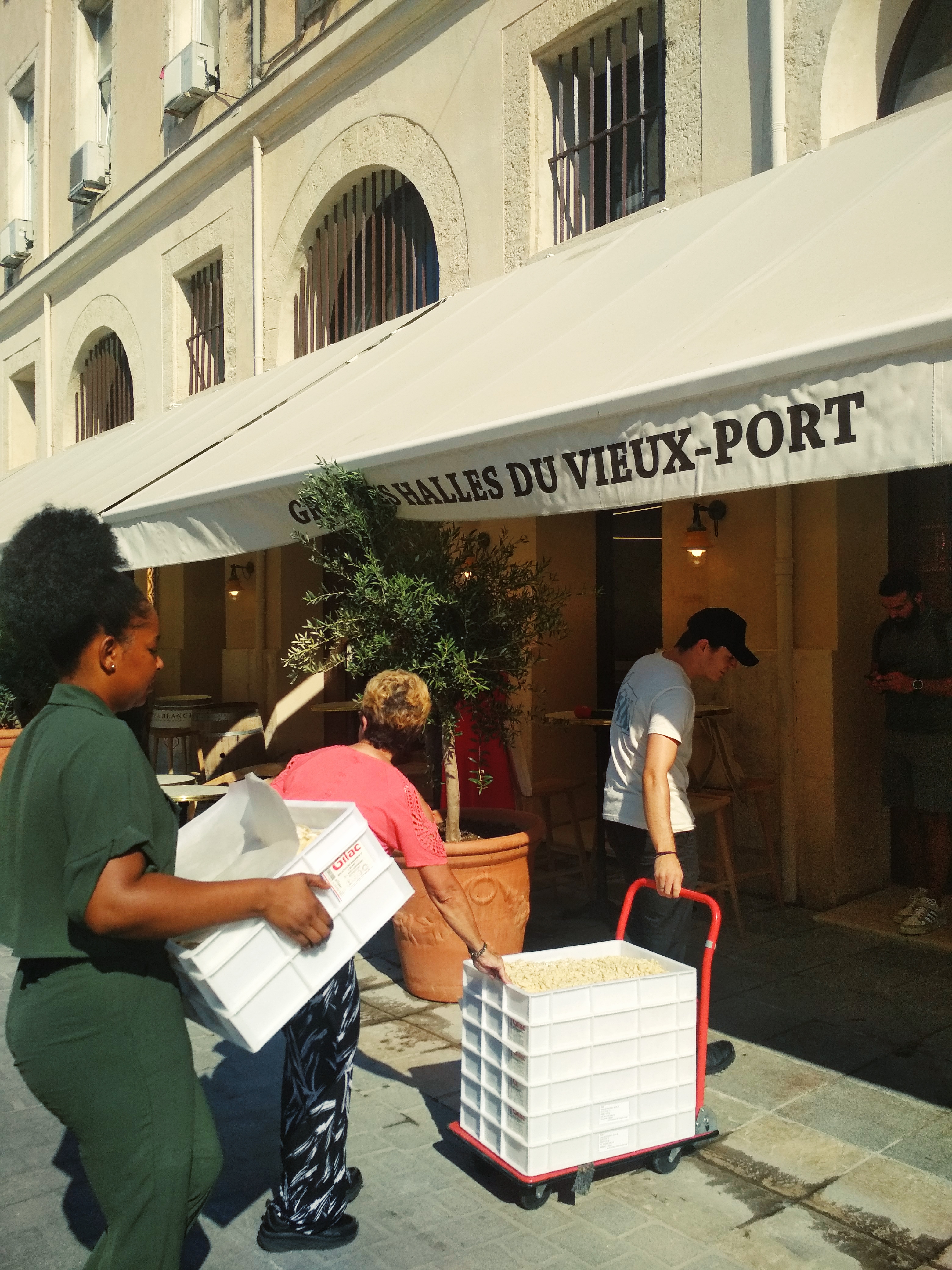 Les Grandes Halles du Vieux Port sont ouvertes tous les jours de 8h à minuit