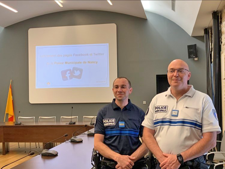 Vincent Martin (à gauche), brigadier-chef principal, et Laurent Pruvost, responsable de la police municipale, présentent leurs réseaux sociaux.
