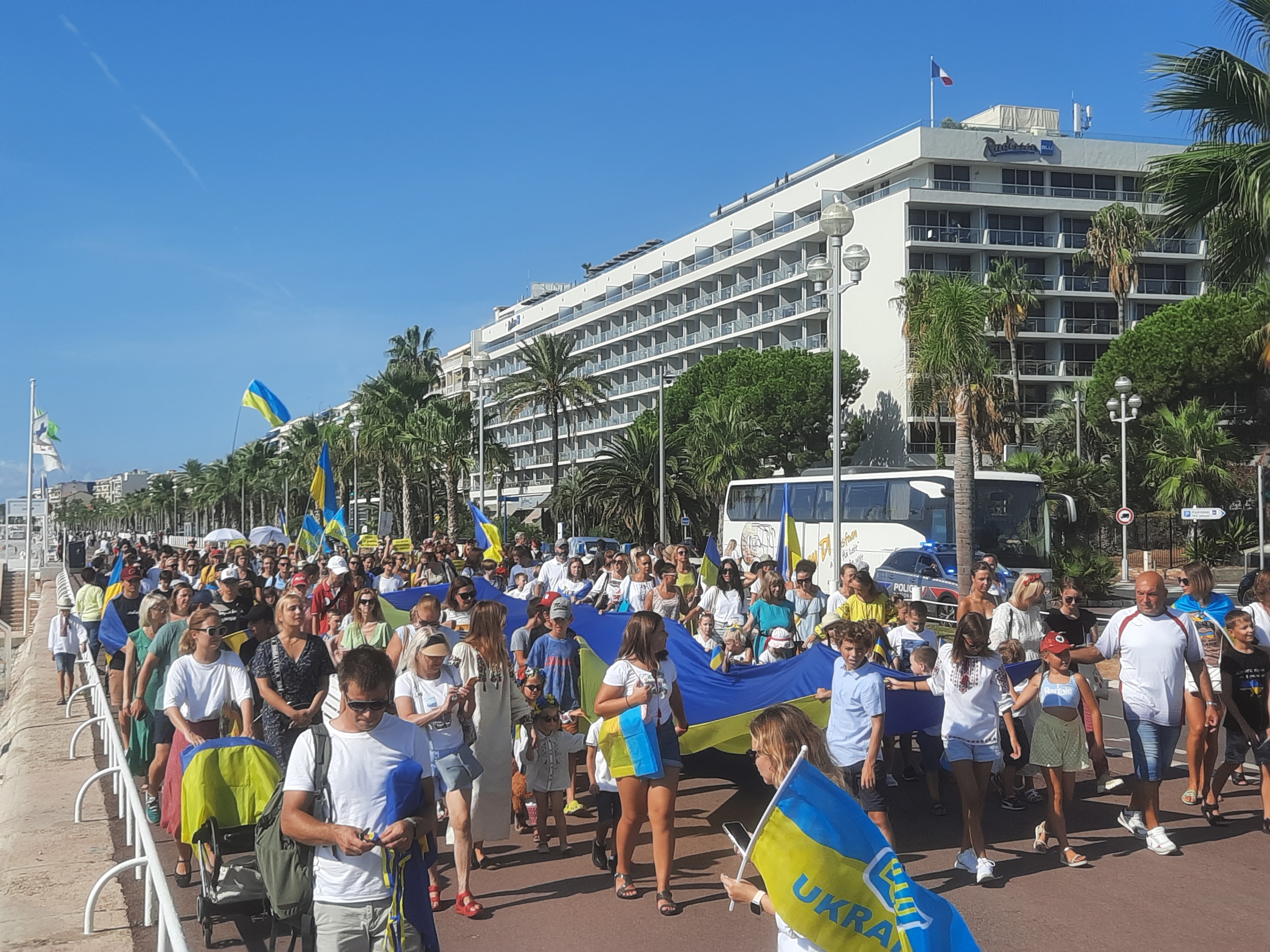 Les ukrainiens de Nice sur la Promenade des Anglais en ce 24 août - Photo RCF