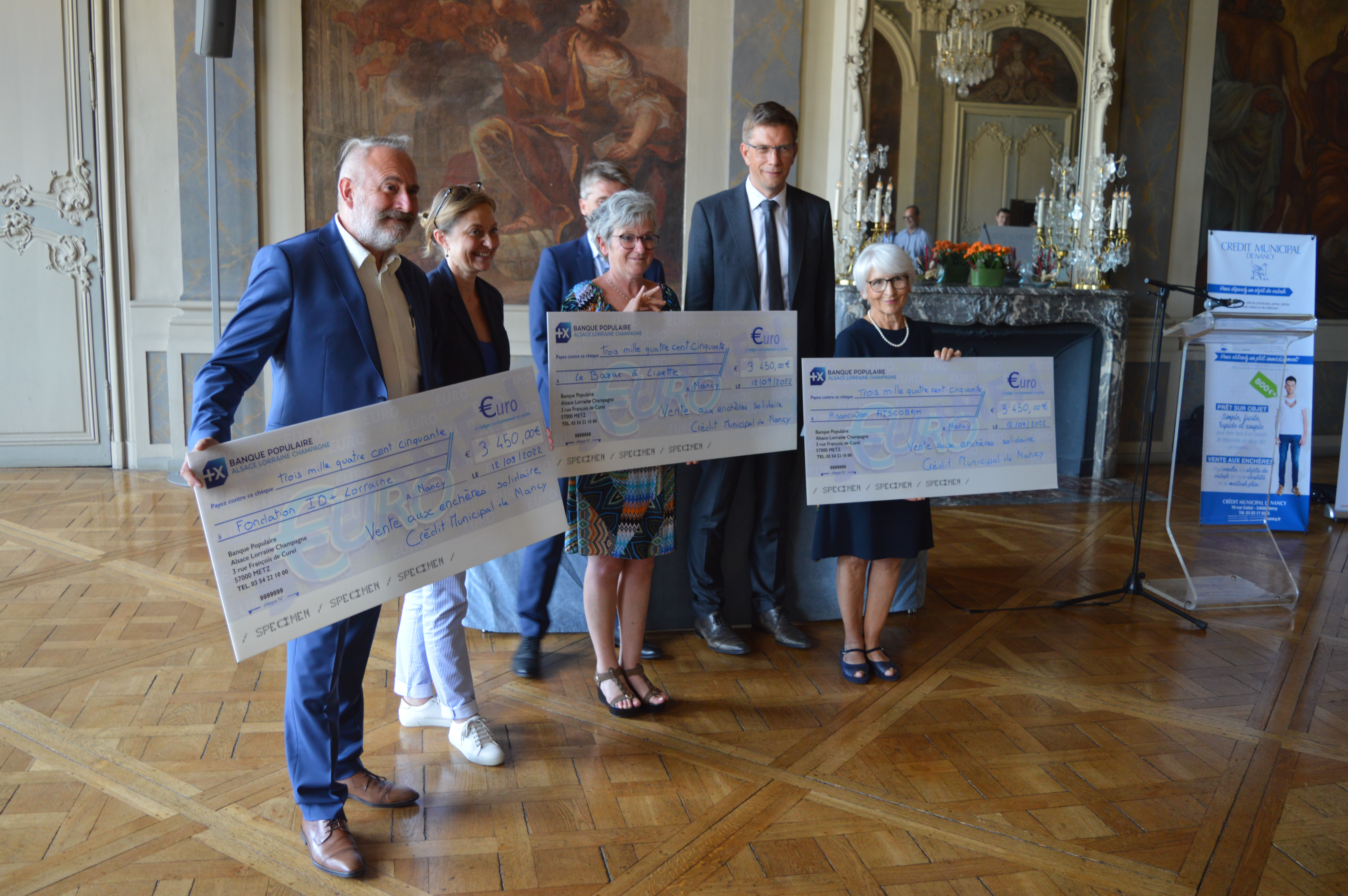 Trois associations de l'agglomération nancéienne ont reçu cette semaine un chèque de 3 450 € chacune. Ici avec le maire de Nancy, Mathieu Klein ©Nathan Ripert / RCF. 