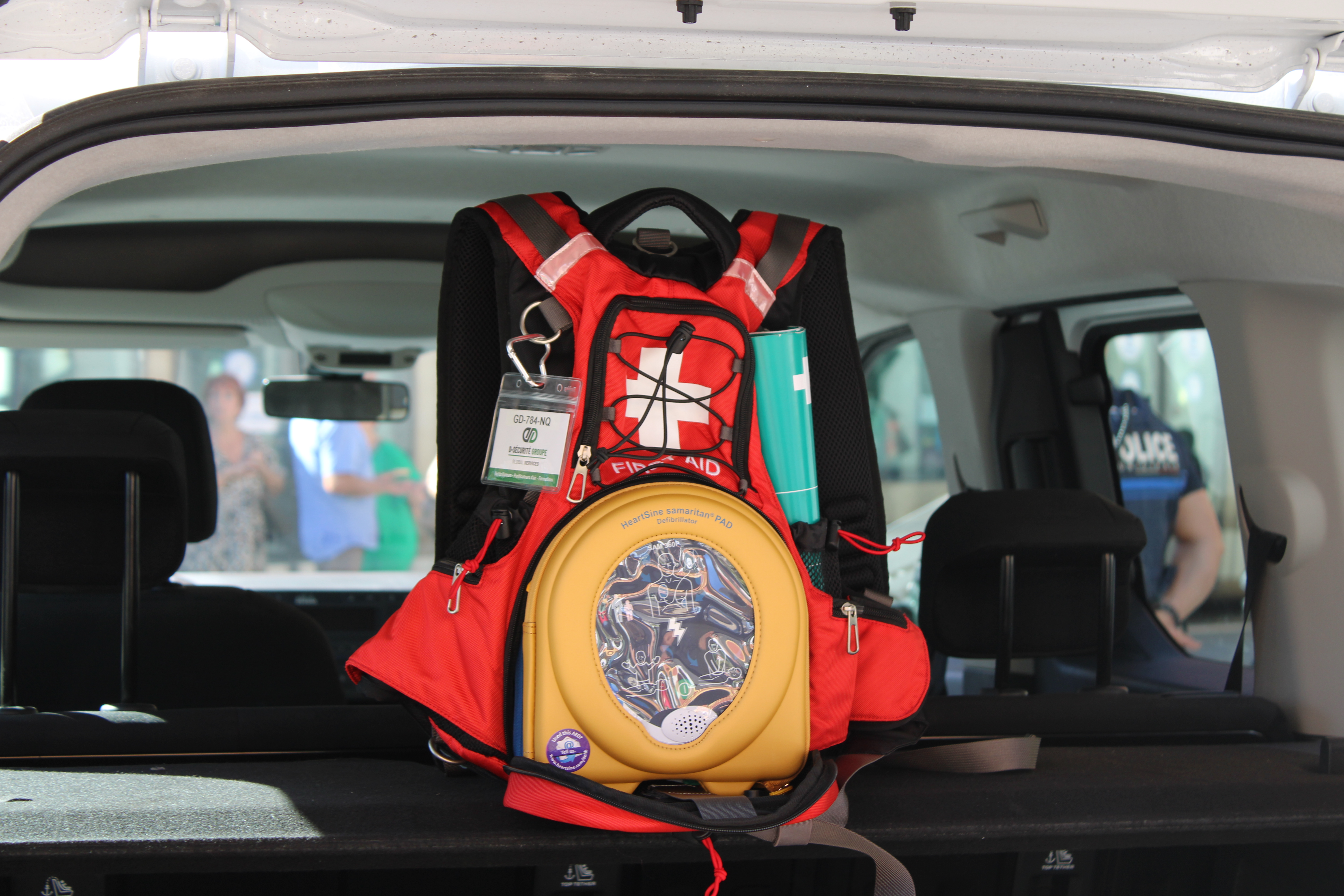 Un défibrillateur dans une voiture de police municipale à Nice -  Photo RCF