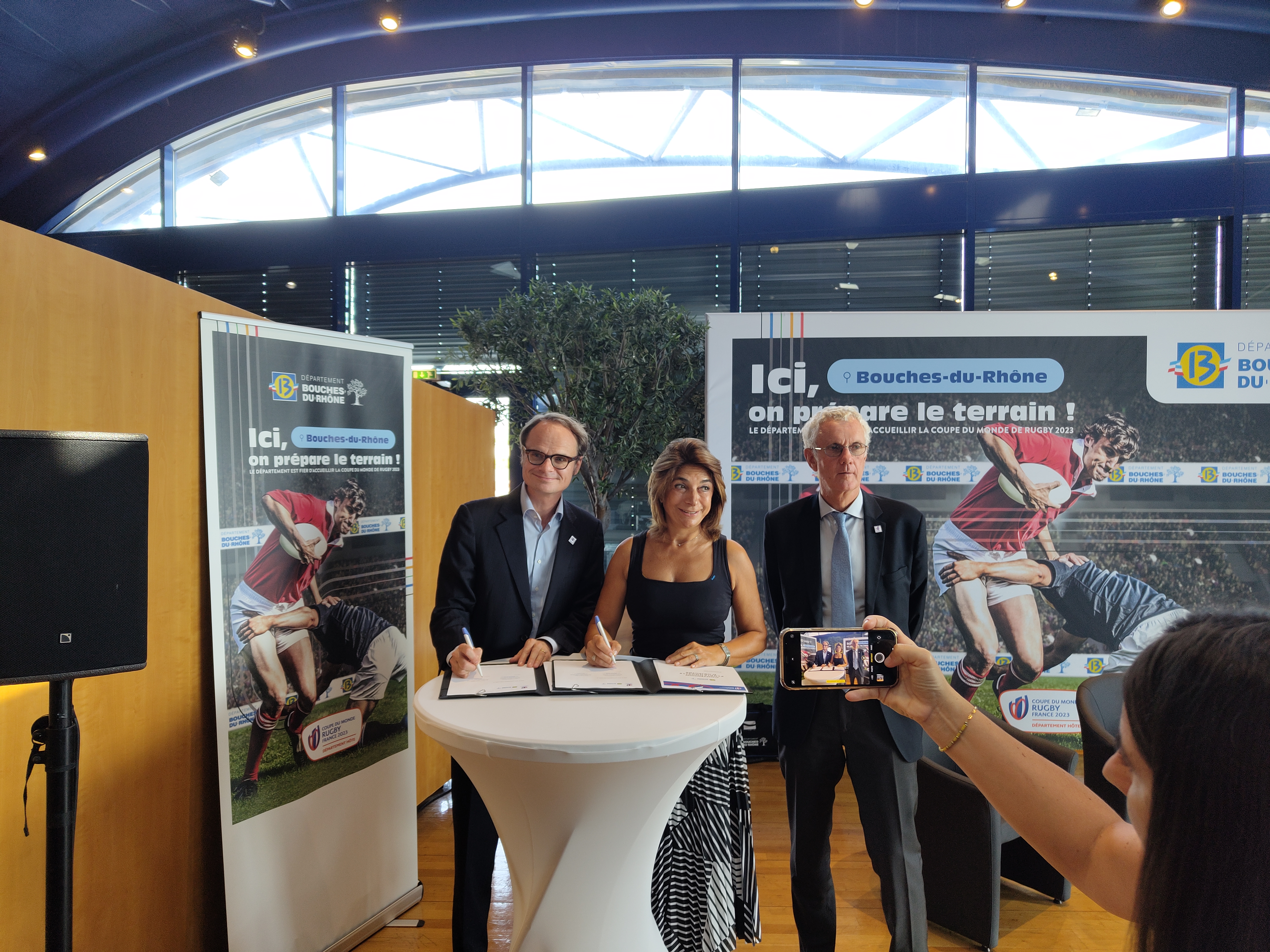 Signature de la convention entre le Département 13, France 2023 et les clubs amateurs. Photo Nina Pavan