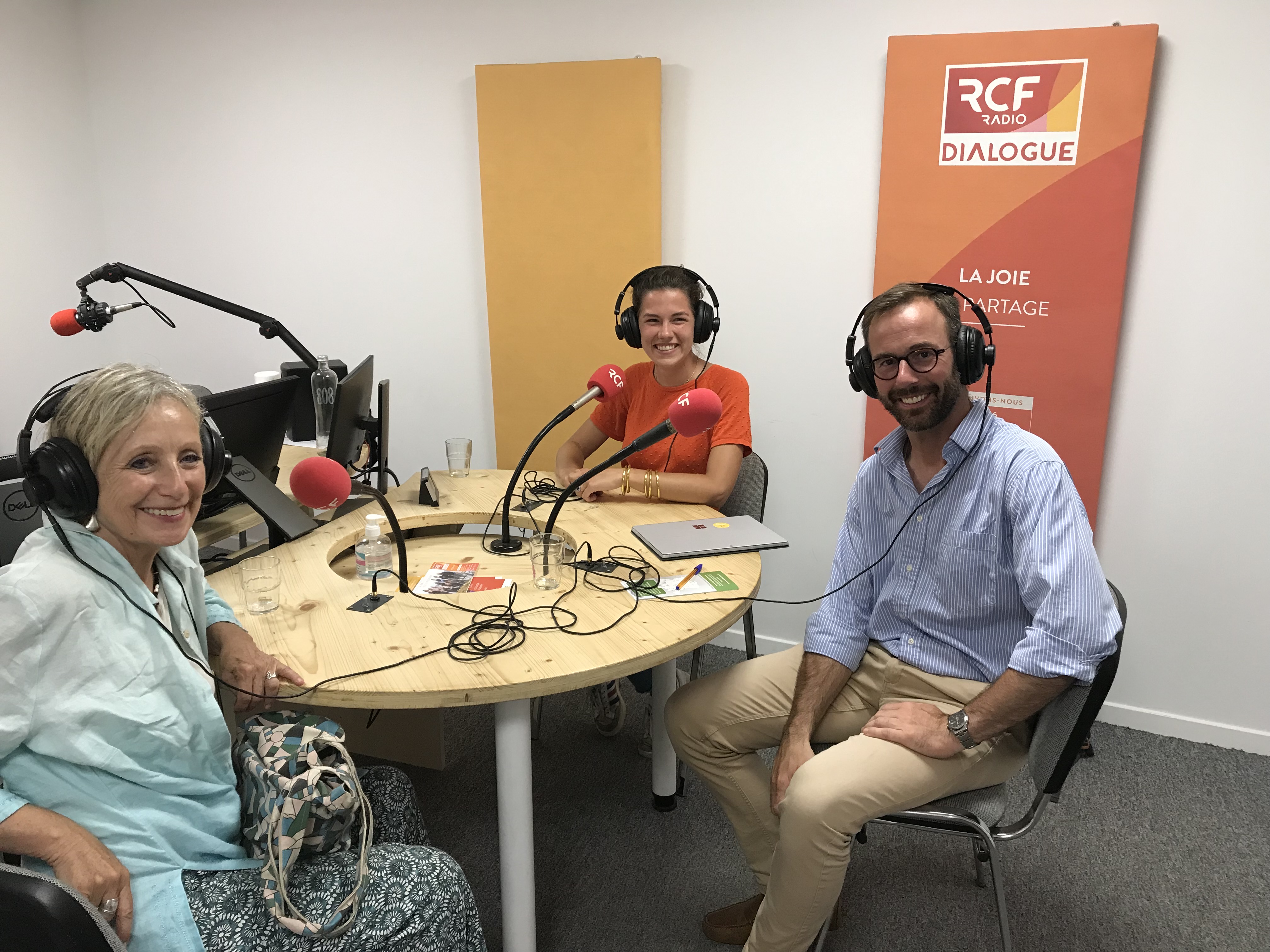 De gauche à droite : Catherine, retraitée, Mahaut, étudiante et François de Rasilly, directeur de l'association