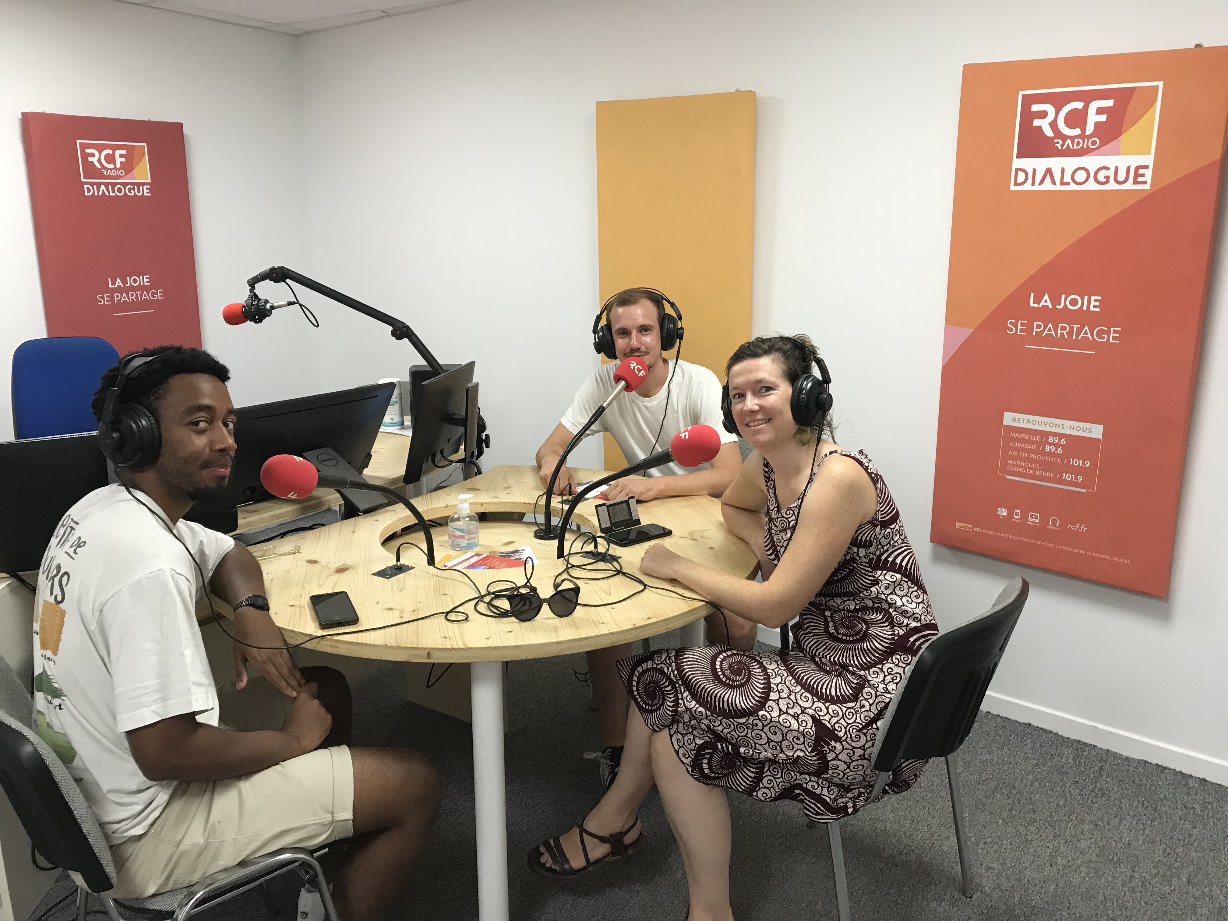 De g à d : Nasseri Attoumani, un jeune incubé au TransfOrama, Benjamin Coffin, responsable, et Marine de Haas, chargée de mission et responsable des écoles ETRE, partenaire du projet