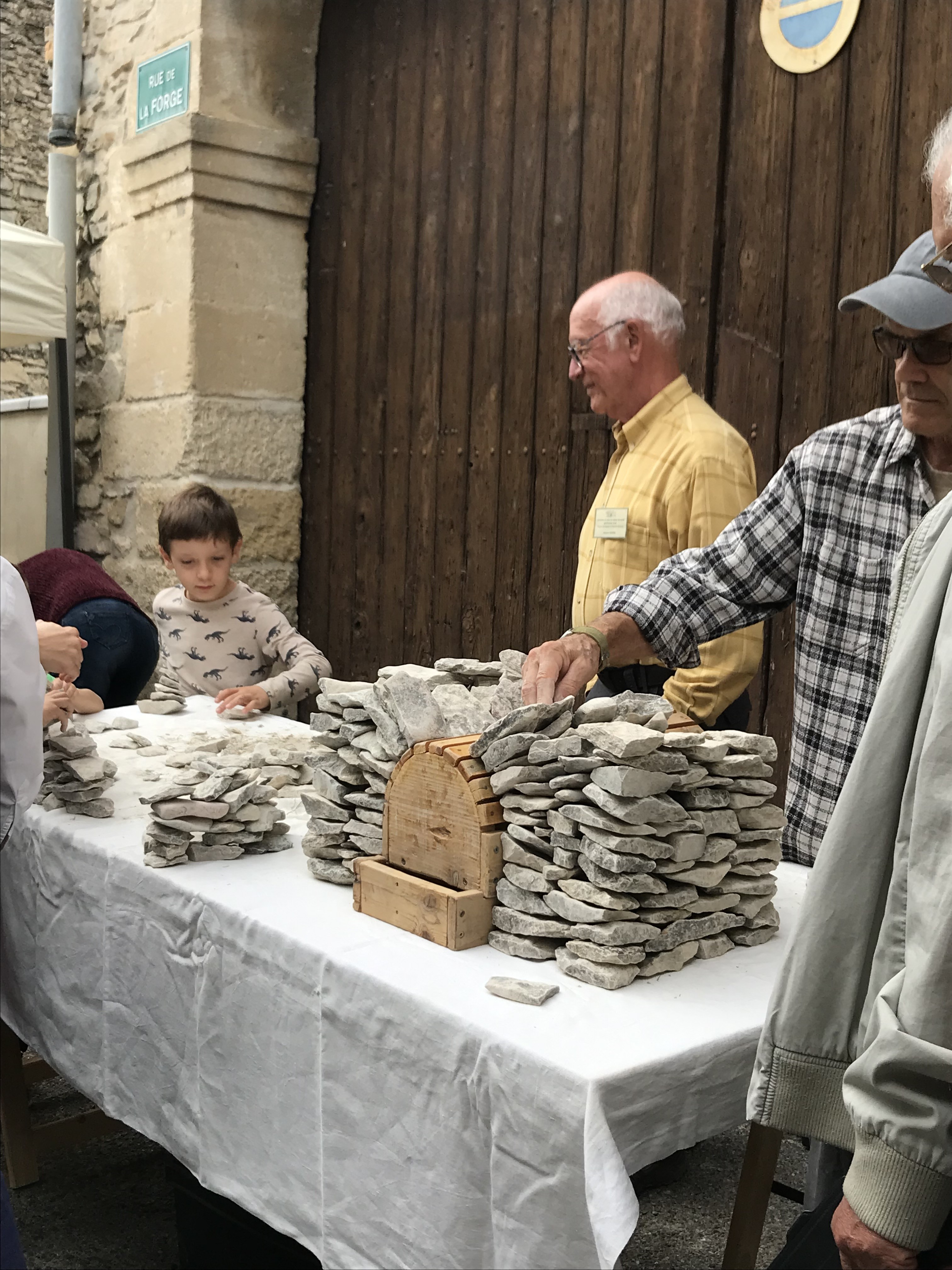 Pierre sèche en garrigue