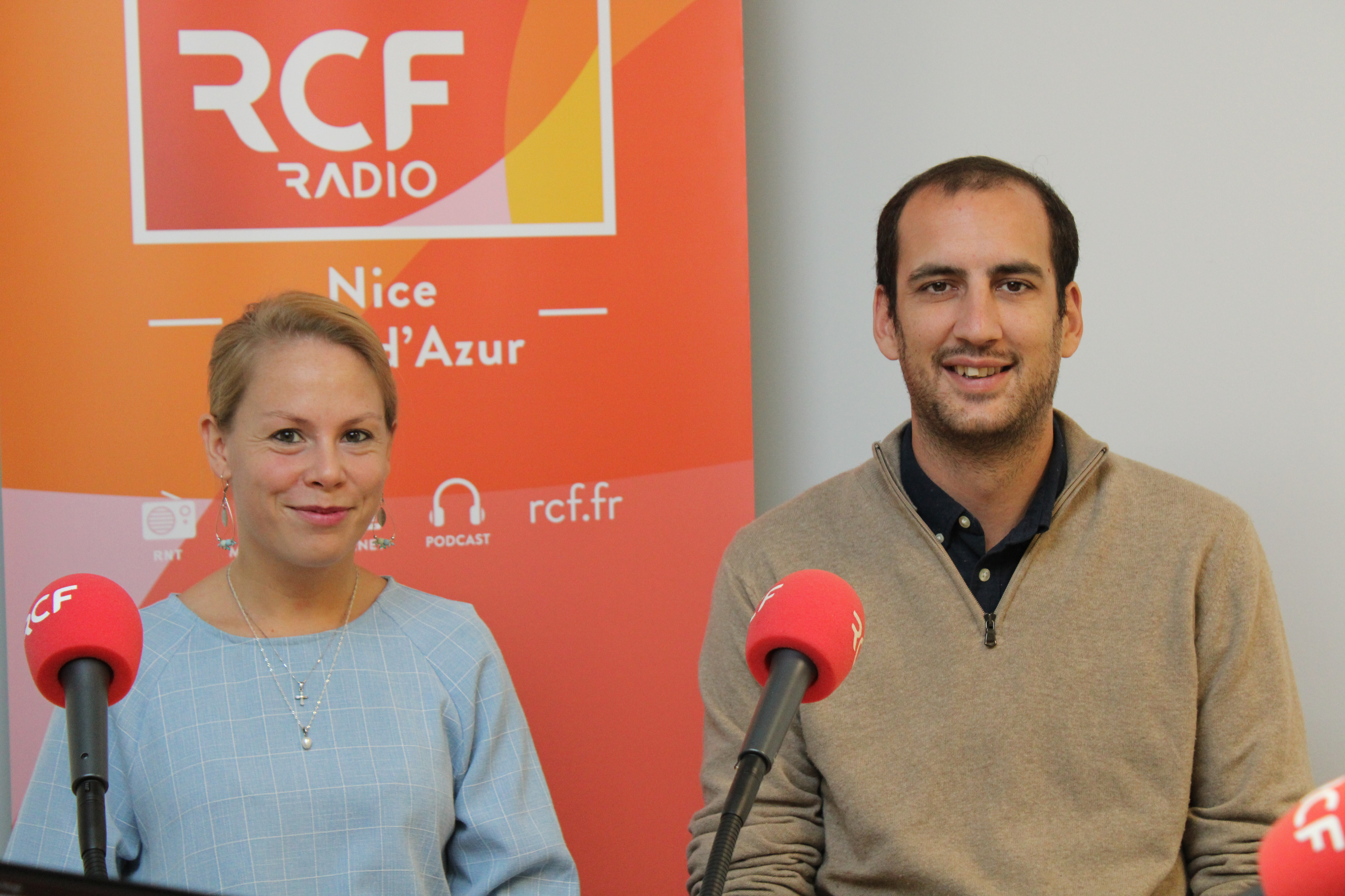 Loïc et Sophie Veillet-Lavallée dans le studio de RCF