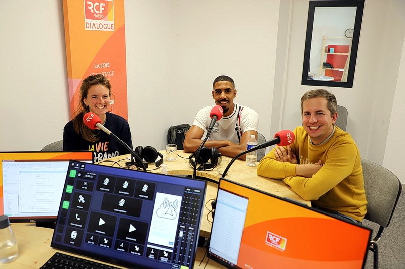 De g à d : Claire-Marie Bohineust, salariée de l'association Massajobs, Imran Imani, accompagné par Massajobs, François Eygun, directeur