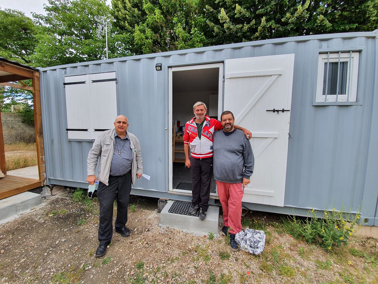 Un container maritime qui compose le village "Naïm" (© Facebook NAÏM l'Abri Fraternel)