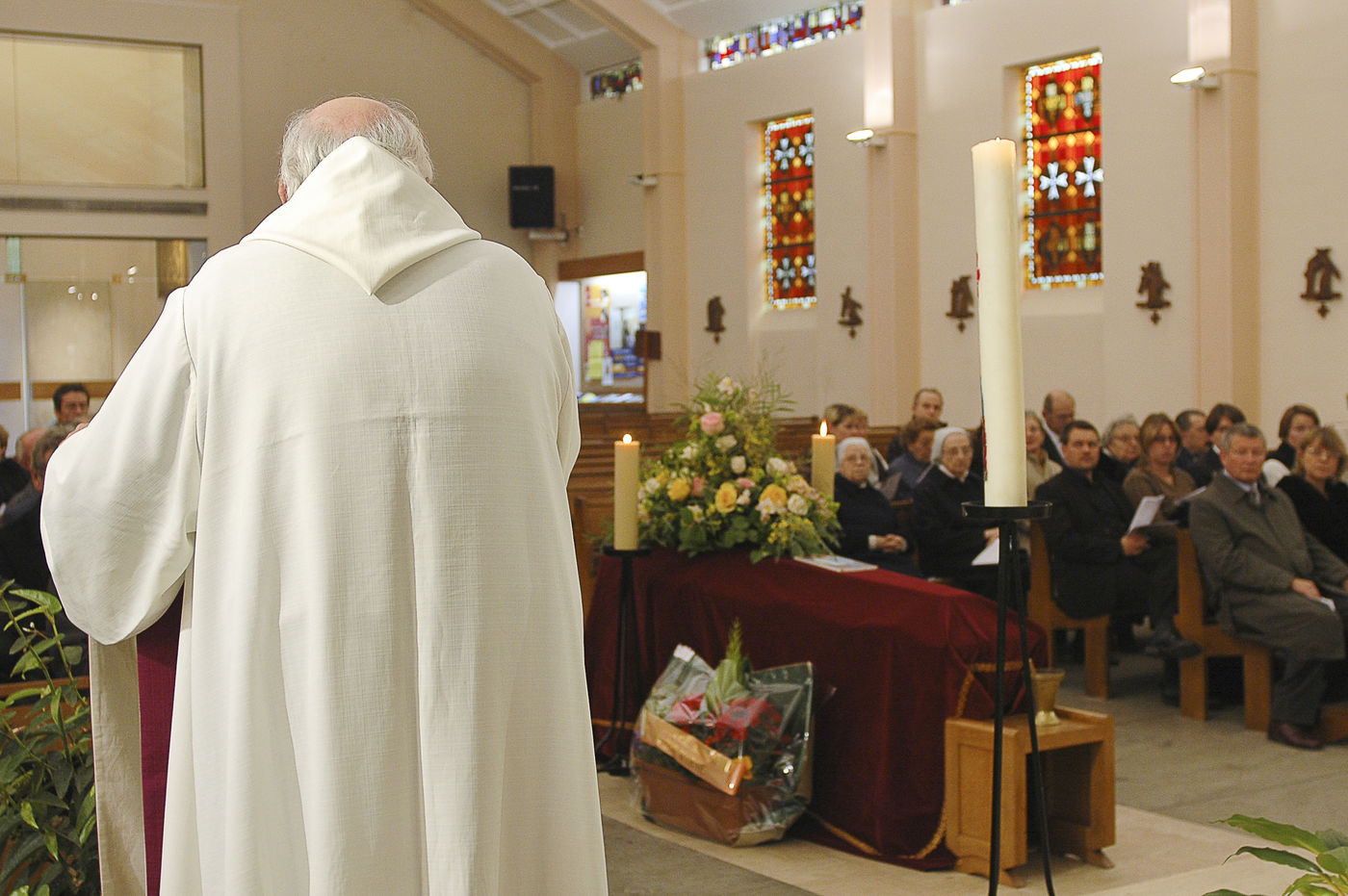 Messe de funérailles célébrée par un prêtre en l'église Notre-Dame-de-l'Assomption à Ormesson-sur-Marne (94), en 2006 ©Corinne Simon / Hans Lucas