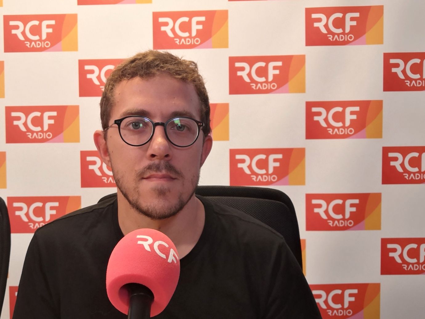 Le journaliste Valentin Gendrot s'est fait connaître du grand public avec son enquête "Flic" (éd. La Goutte d'Or) © Clara Gabillet/RCF