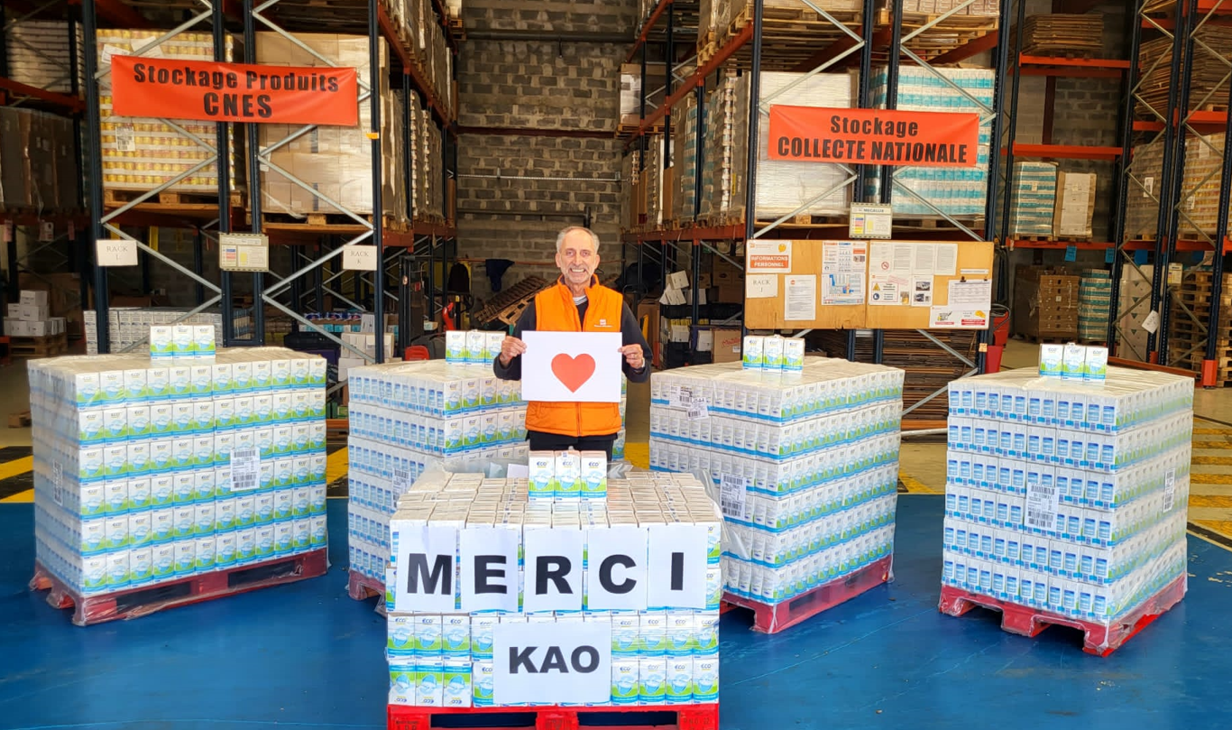 Tony Amato avec les mots "Merci Kao" et les briques de lait - Photo Twitter Banque Alimentaire