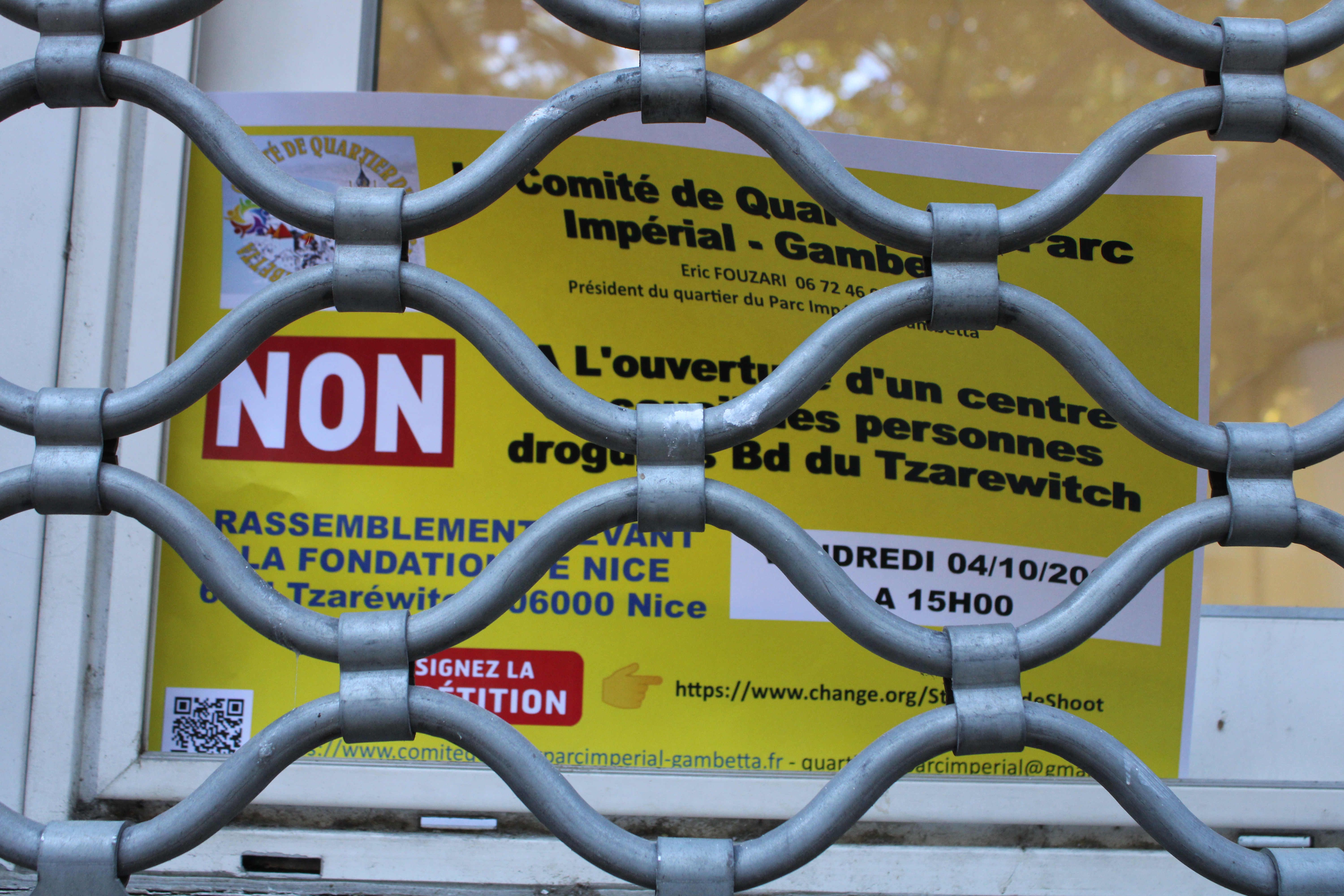 Les affiches de la mobilisation apposées sur le local ce 4 novembre - Photo RCF