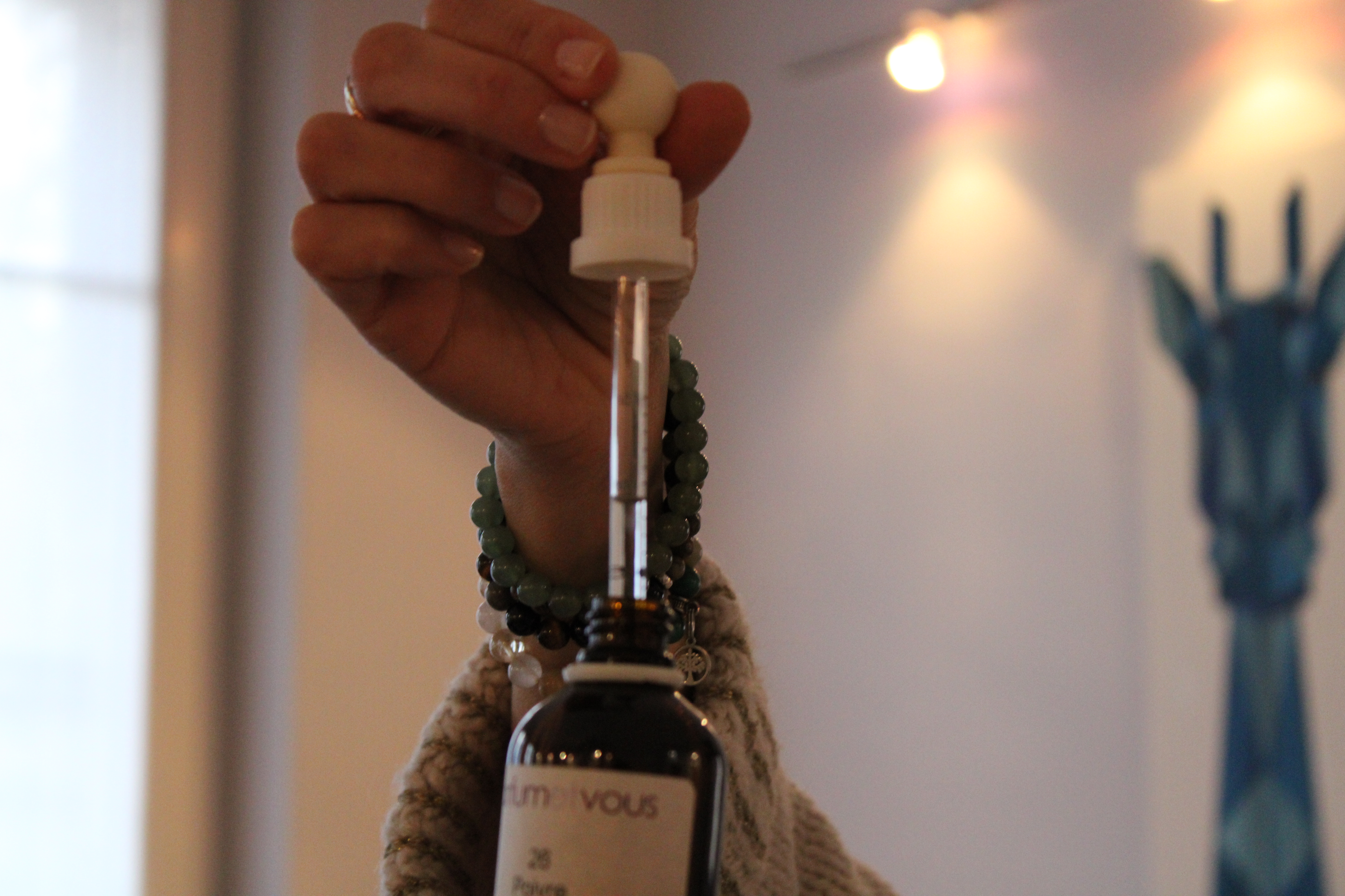 Précision et concentration. Avec des pipettes, on dose et on mélange pour créer un parfum unique - Photo RCF