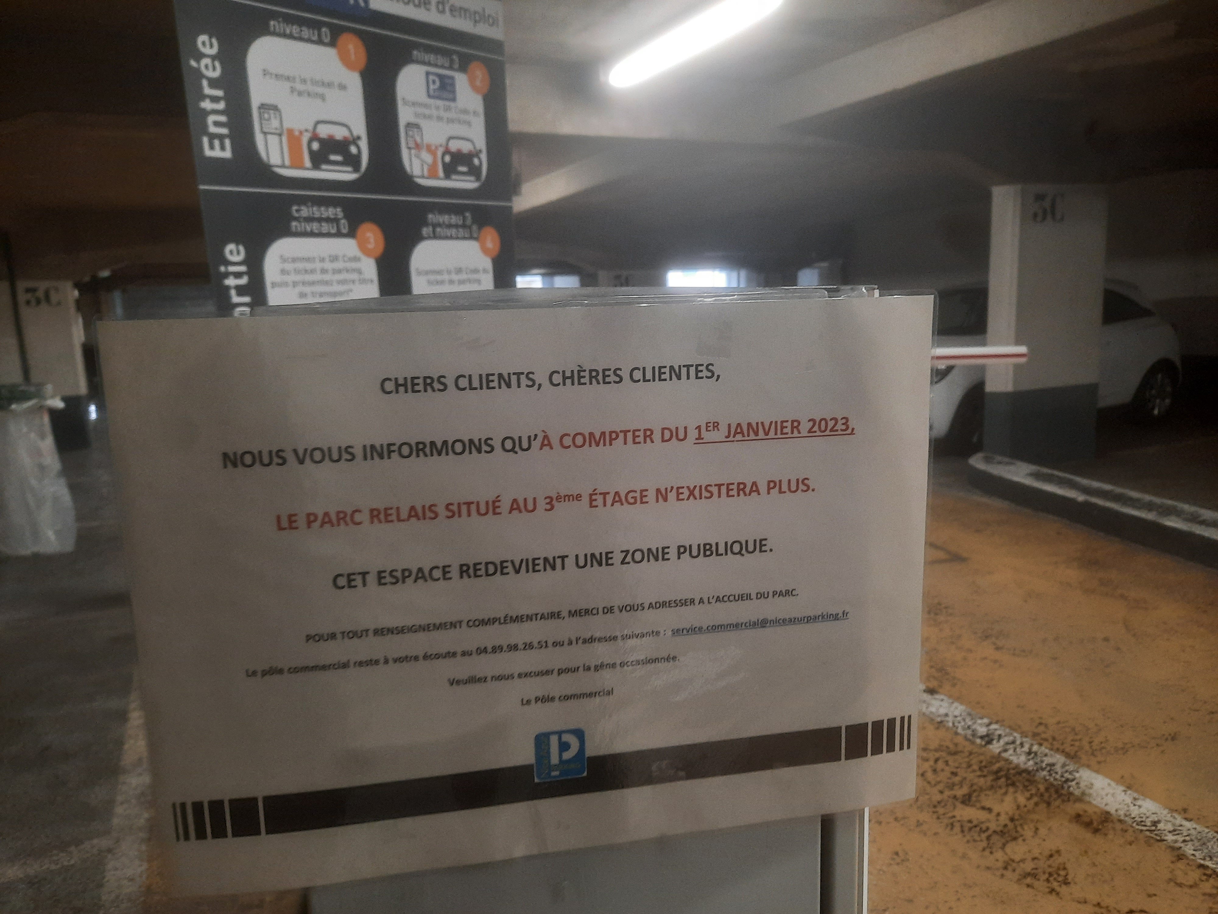 L'affichette qui indique la fin du parking relais au Palais des Expositions - Photo DR pour RCF