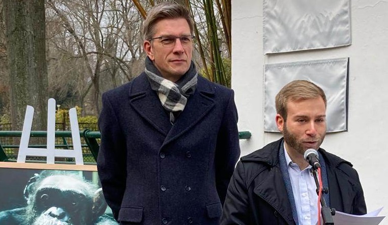 Mathieu Klein, maire de Nancy, et Dahman Richter, conseiller municipal, inaugurent une allée Jojo dans le Parc de la Pépinière.