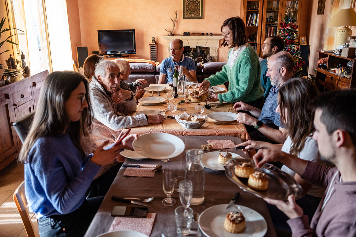 Cette année, avec la Coupe du monde au Qatar ou la convention citoyenne sur la fin de vie, il y a de quoi animer les discussions en famille ©Lilian Cazabet / Hans Lucas