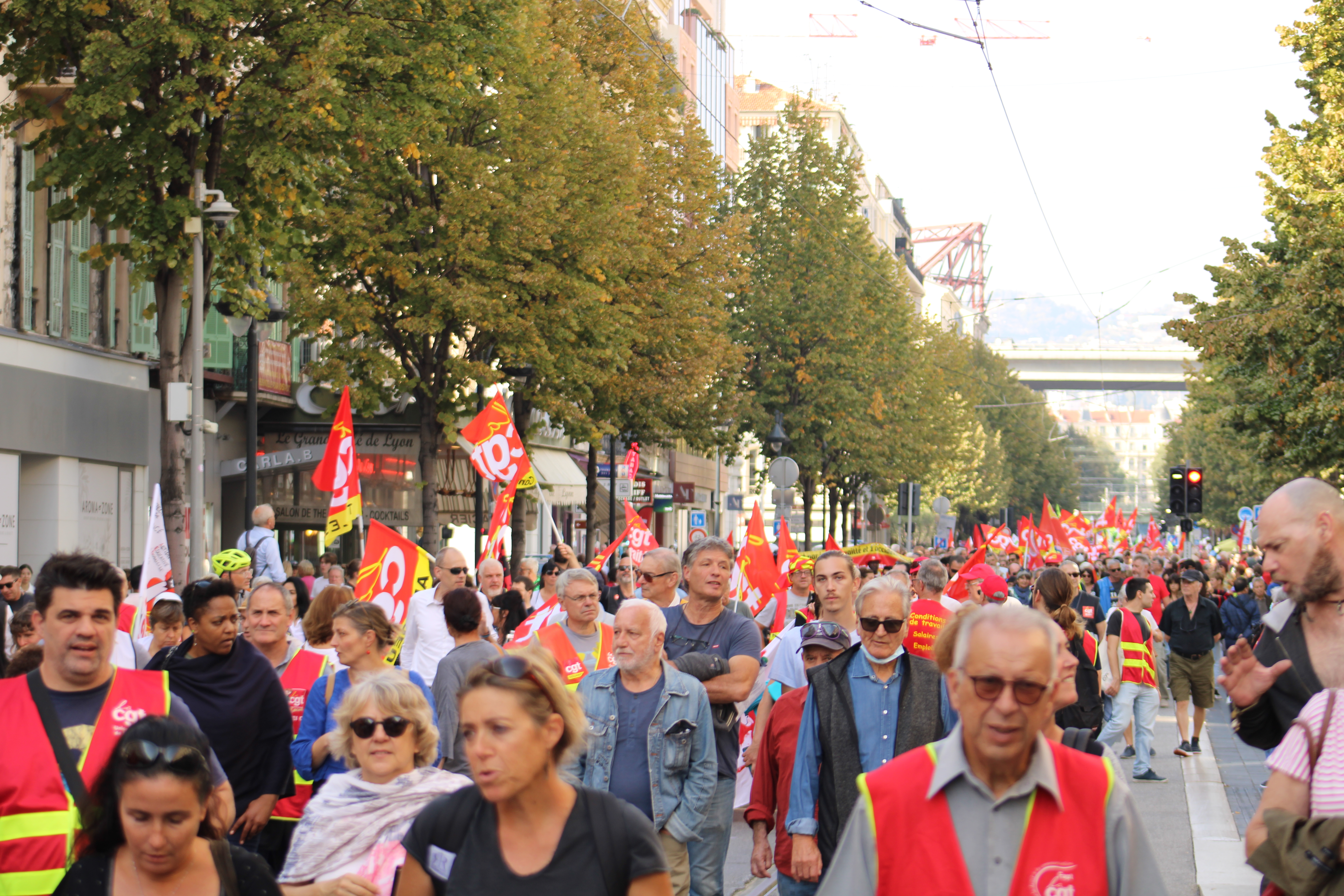 Un cortège sur l'avenue Jean-Médecin - Photo RCF 