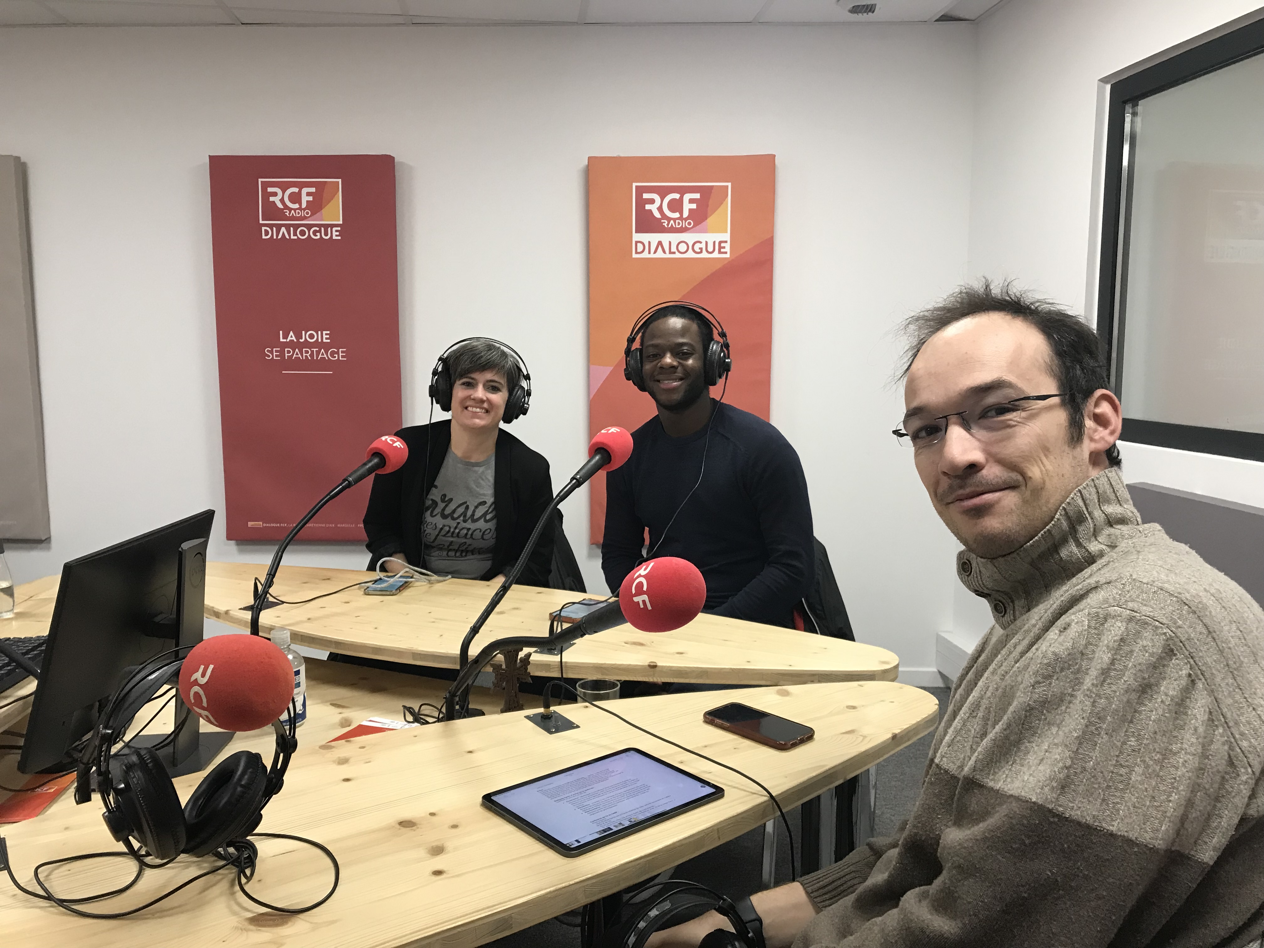 De g. à d. : Carissa Davis, Luiggi Thrace et le pasteur Paul Gabbrielli