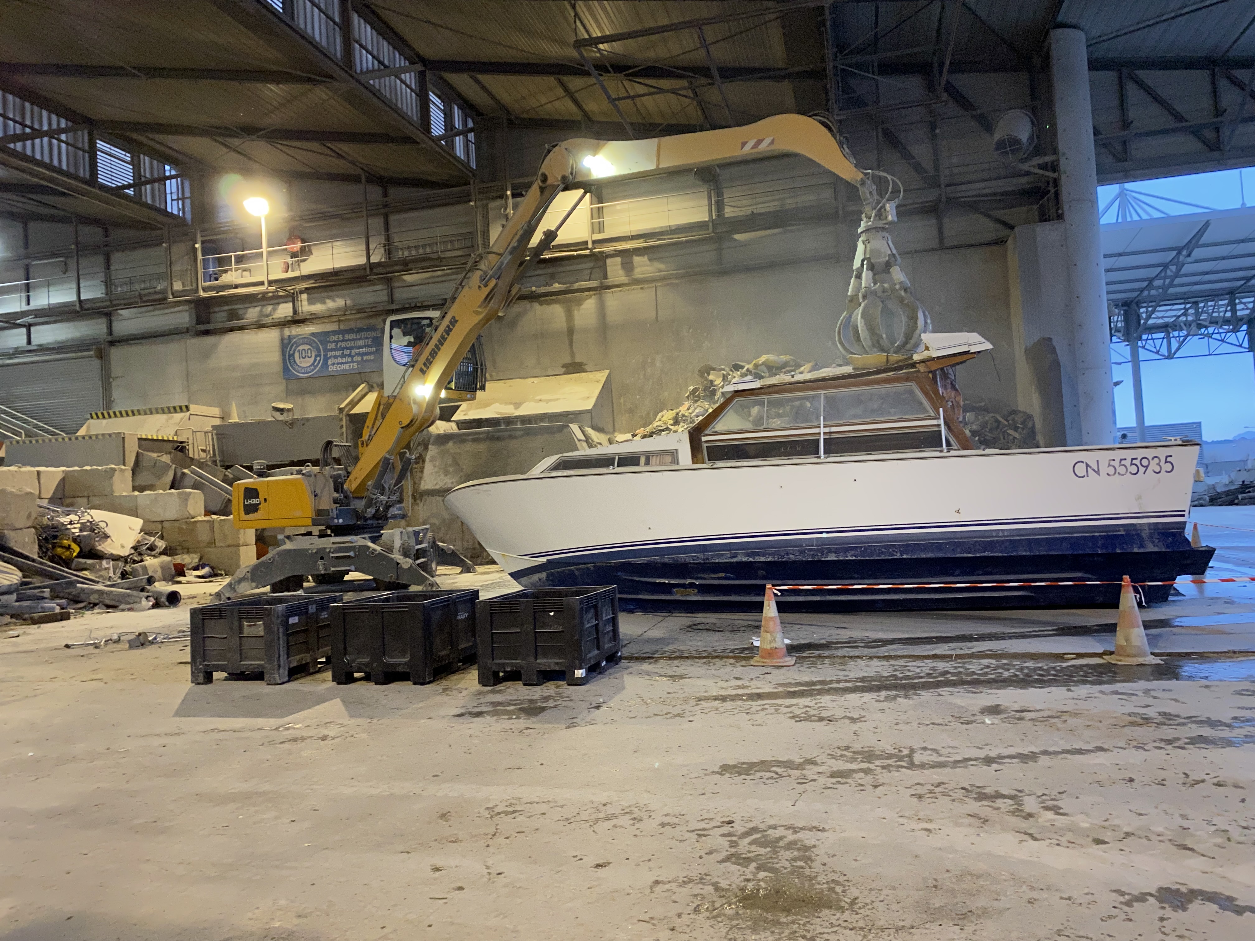 Ce bateau vétuste non-navigable est arrivé sur le site de Sofovar à Fréjus, en provenance de Cannes. Son propriétaire, un professionnel du nautisme a demandé à l'APER de le déconstruire en février 2023. © Thibault Pointeau/Fréjus