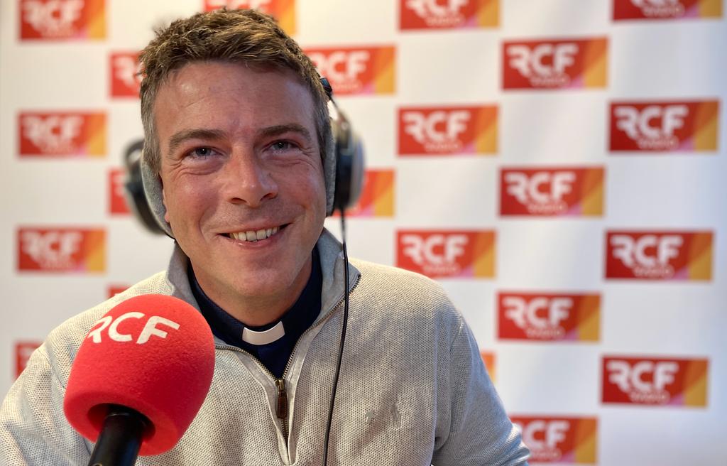 Le Père Matthieu Jasseron comptabilise 1,2 millions de "followers" sur le réseau social TikTok, prisé des adolescents.