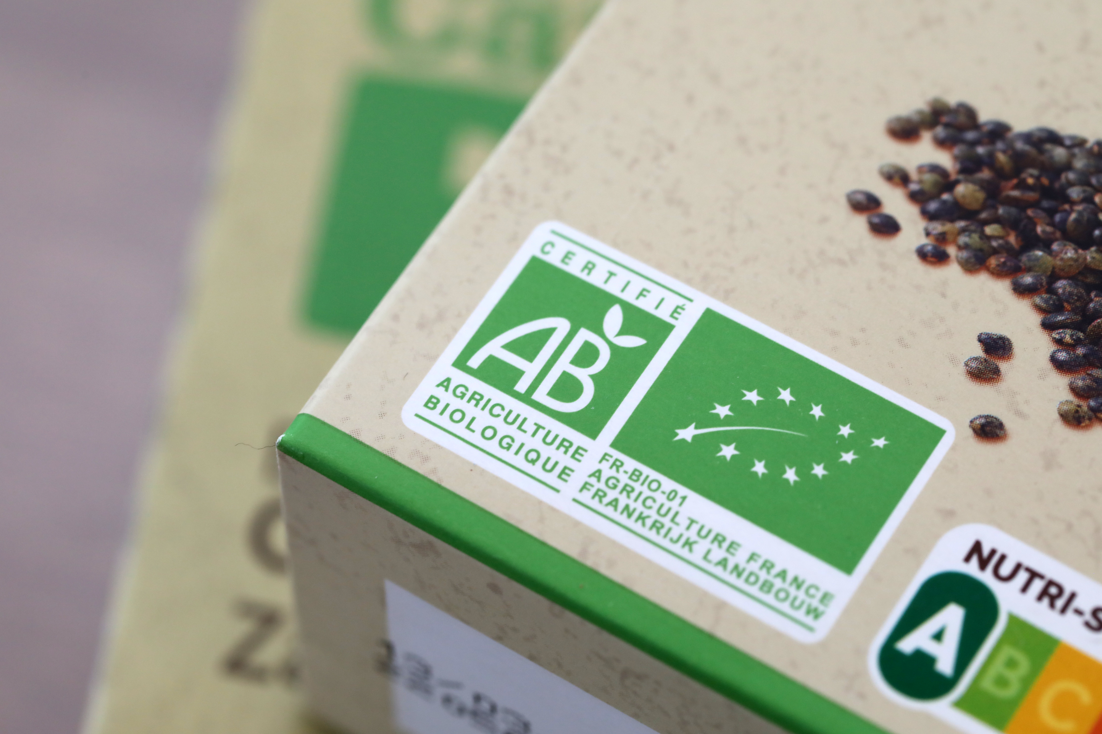 Etiquetage avec le logo du label Agriculture Biologique appose sur un sachet de lentille bio de la marque distributeur Carrefour Bio. Photographie par Sebastien Lapeyrere