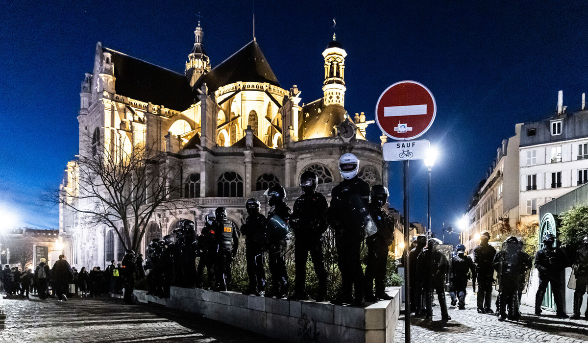 L'église Saint-Eustache à Paris a été vandalisée le 2 mars 2023 (Photo : des policiers tentent d'encercler des manifestants s'opposant à la réforme des retraites, le 19/03/2023 ©Karim Daher / Hans Lucas)