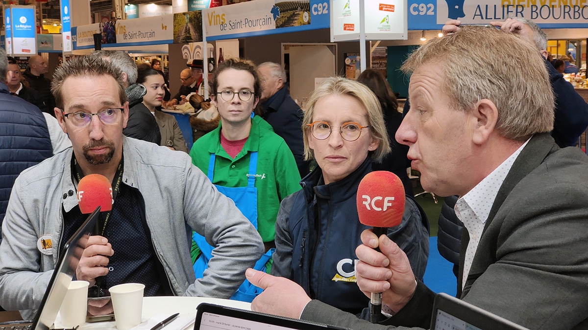 Rassemblés dans le studio RCF, Nicolas Girod de la Confédération paysanne, Véronique Le Floc'h de la Coordination rurale, et Luc Smessaert de la FNSEA © Bertrand Lachanat, RCF