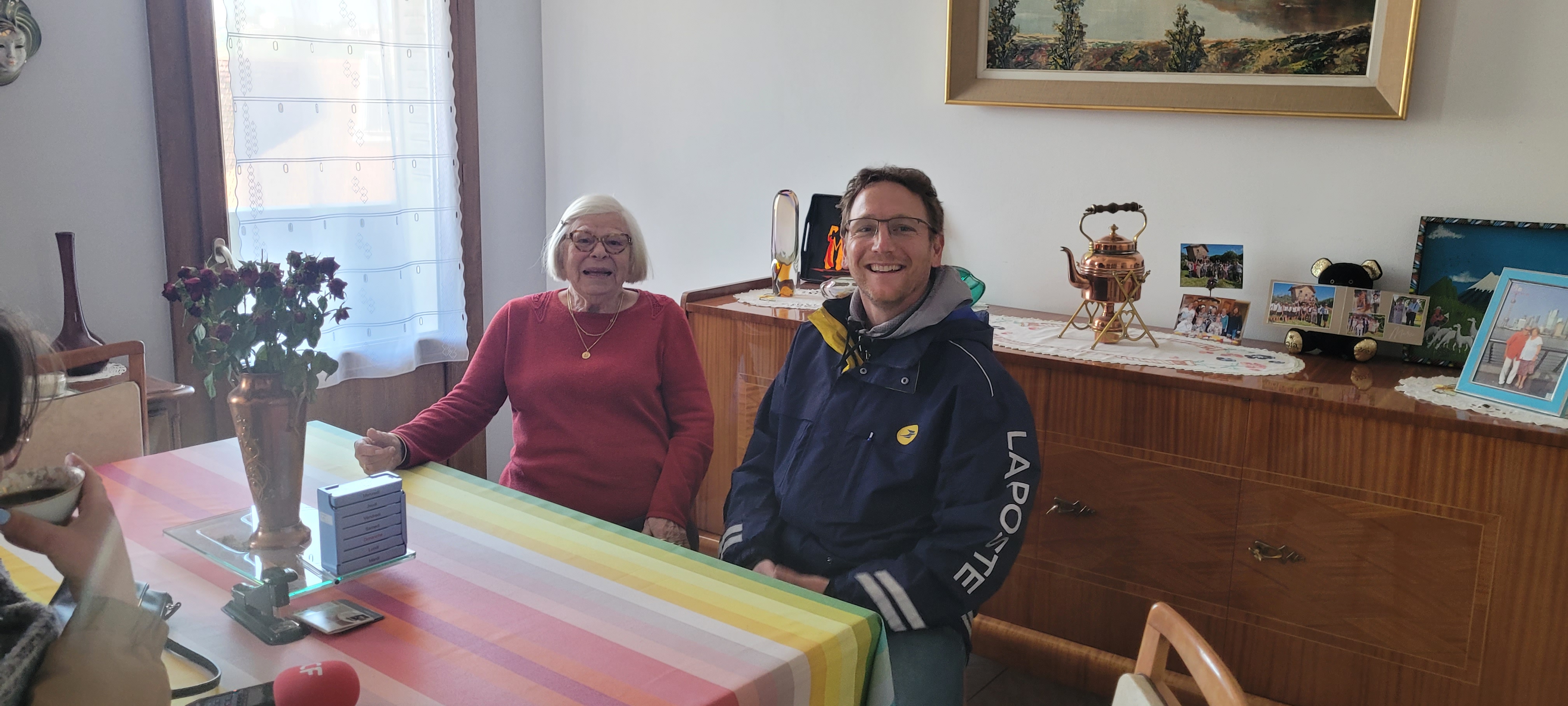 Georgette ne manque jamais d'offrir un café à Simon, son facteur