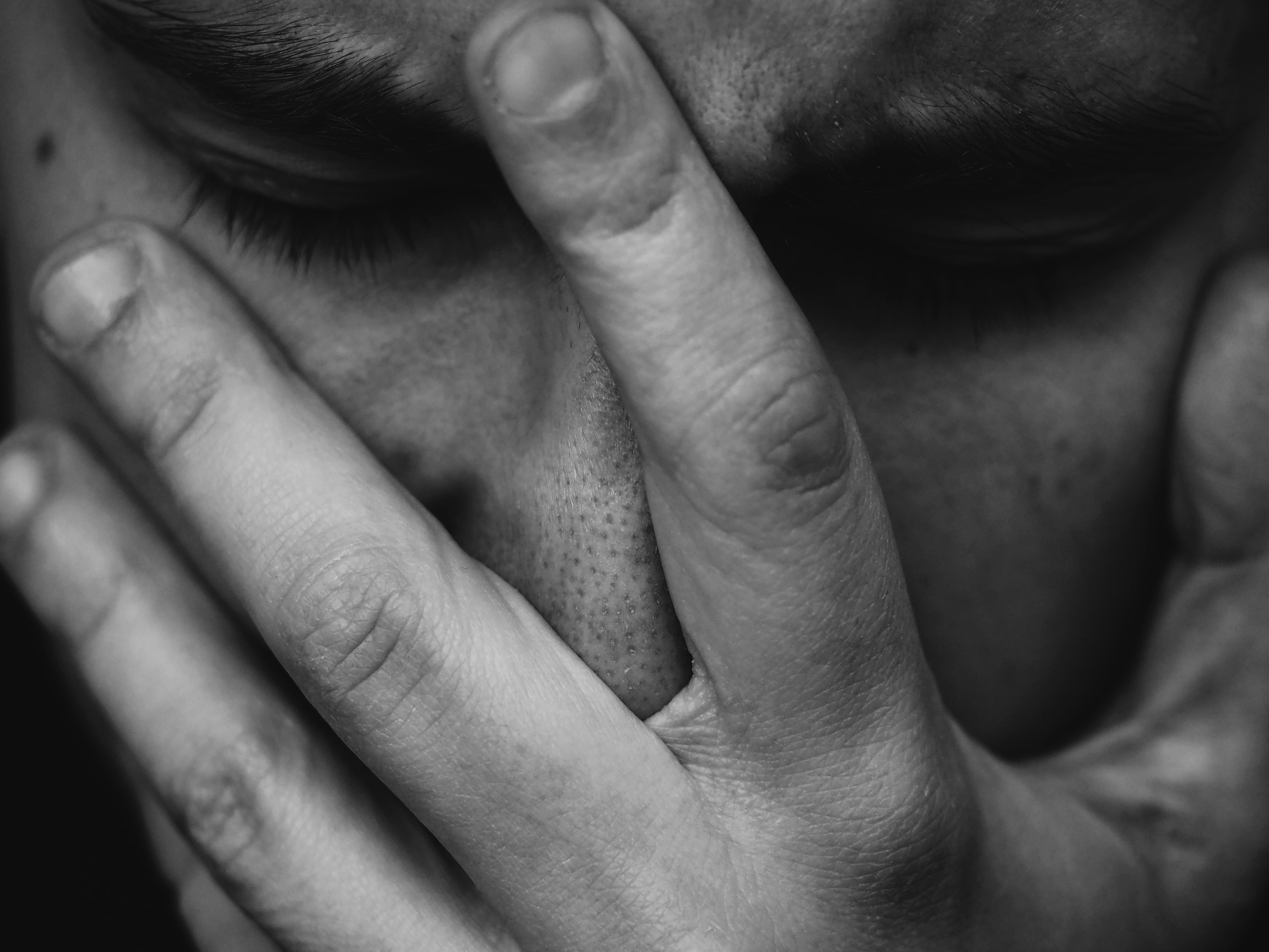 La souffrance, quel sens ? ©Adrian Swancar (unsplash.com)