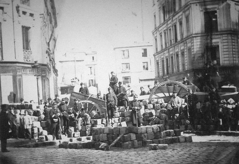 Exposition La Commune de Paris à l'Hôtel de Ville de Paris (mai 2011) - Barricade au Passage Raoul, aujourd'hui rue Bréguet - Musée Carnavalet © Wikicommons