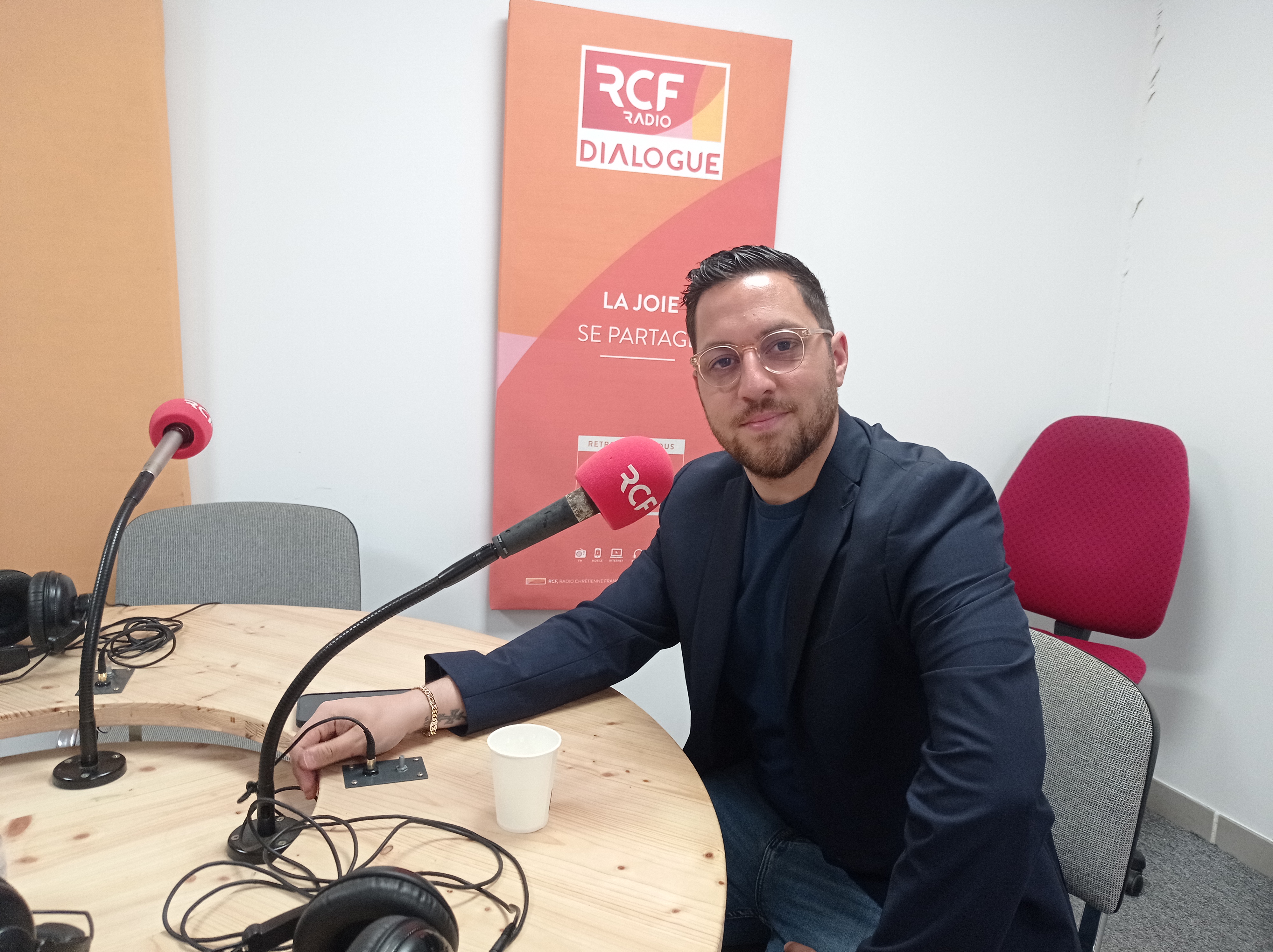 Levon Khozian dans les studios de ©Dialogue RCF
