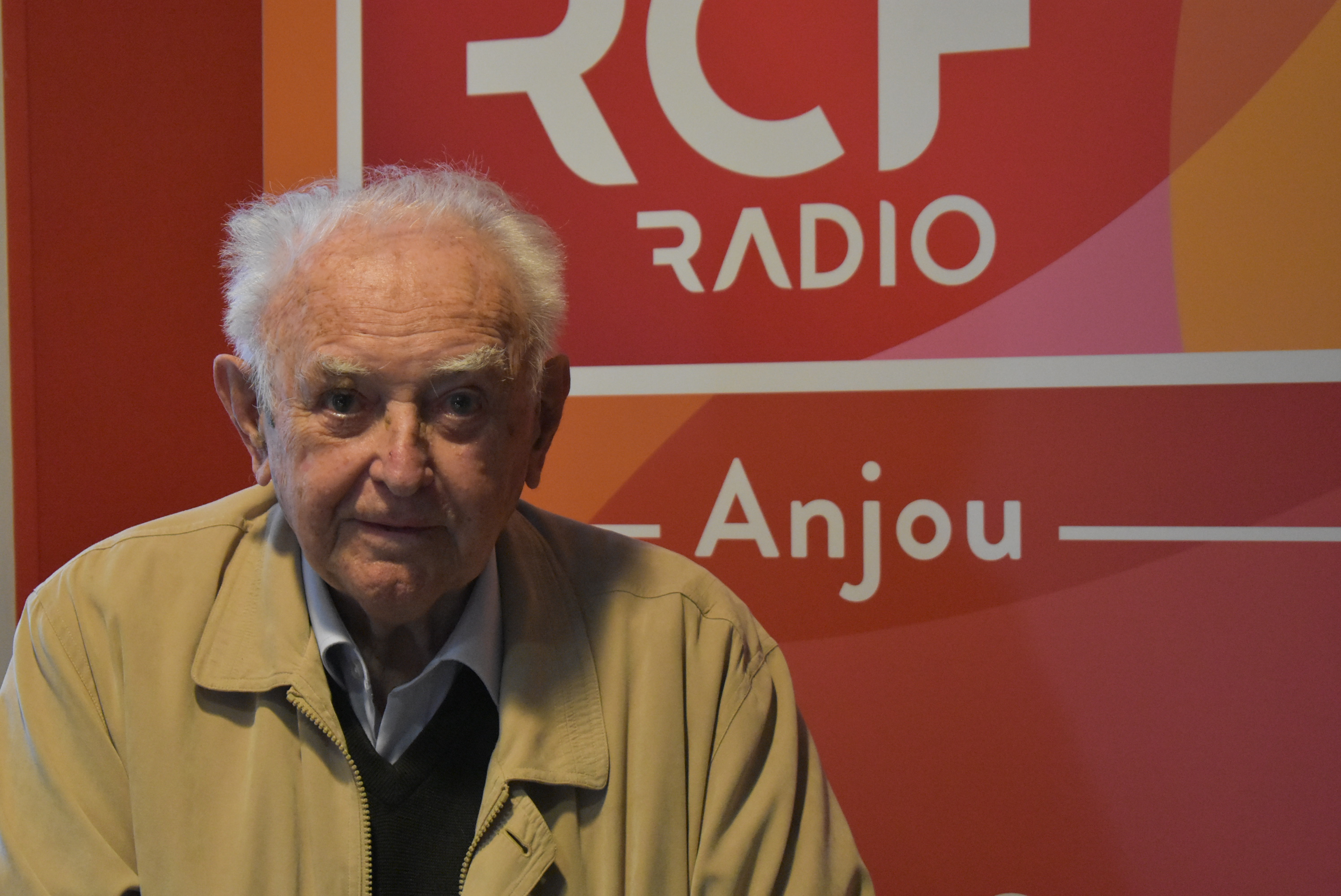 Jean-Louis Pesch, dessinateur des aventures de Sylvain et Sylvette en septembre 2022 dans les studios de RCF Anjou © RCF Anjou